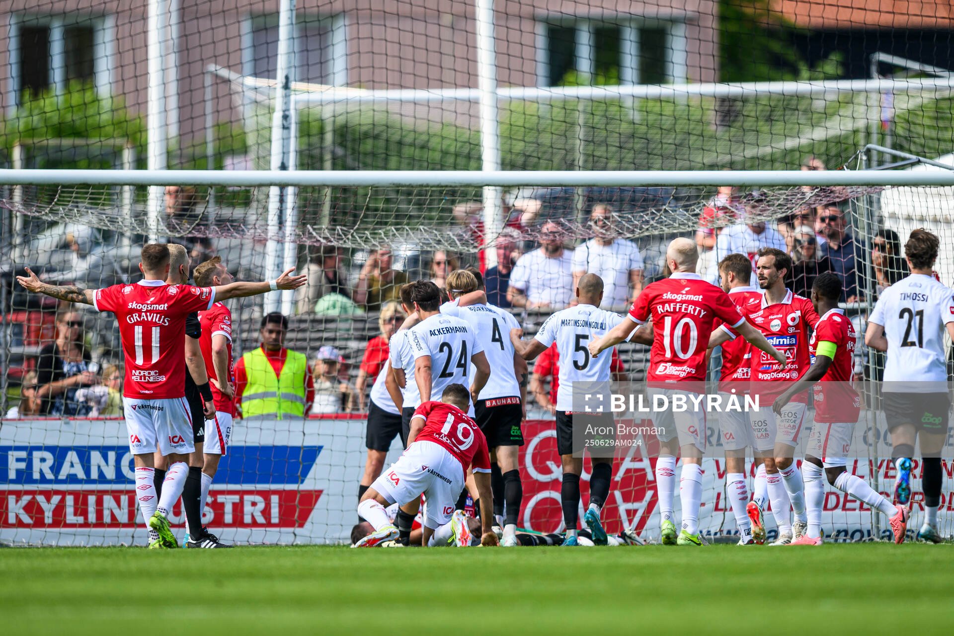 Brommapojkarnas Eric Björkander jublar