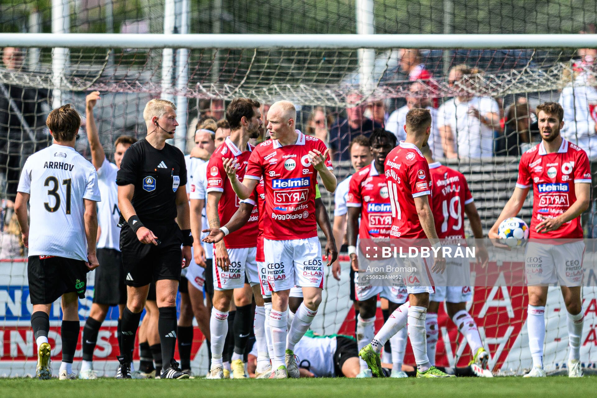 Degerfors Marcus Rafferty i diskussion med Domare Adam