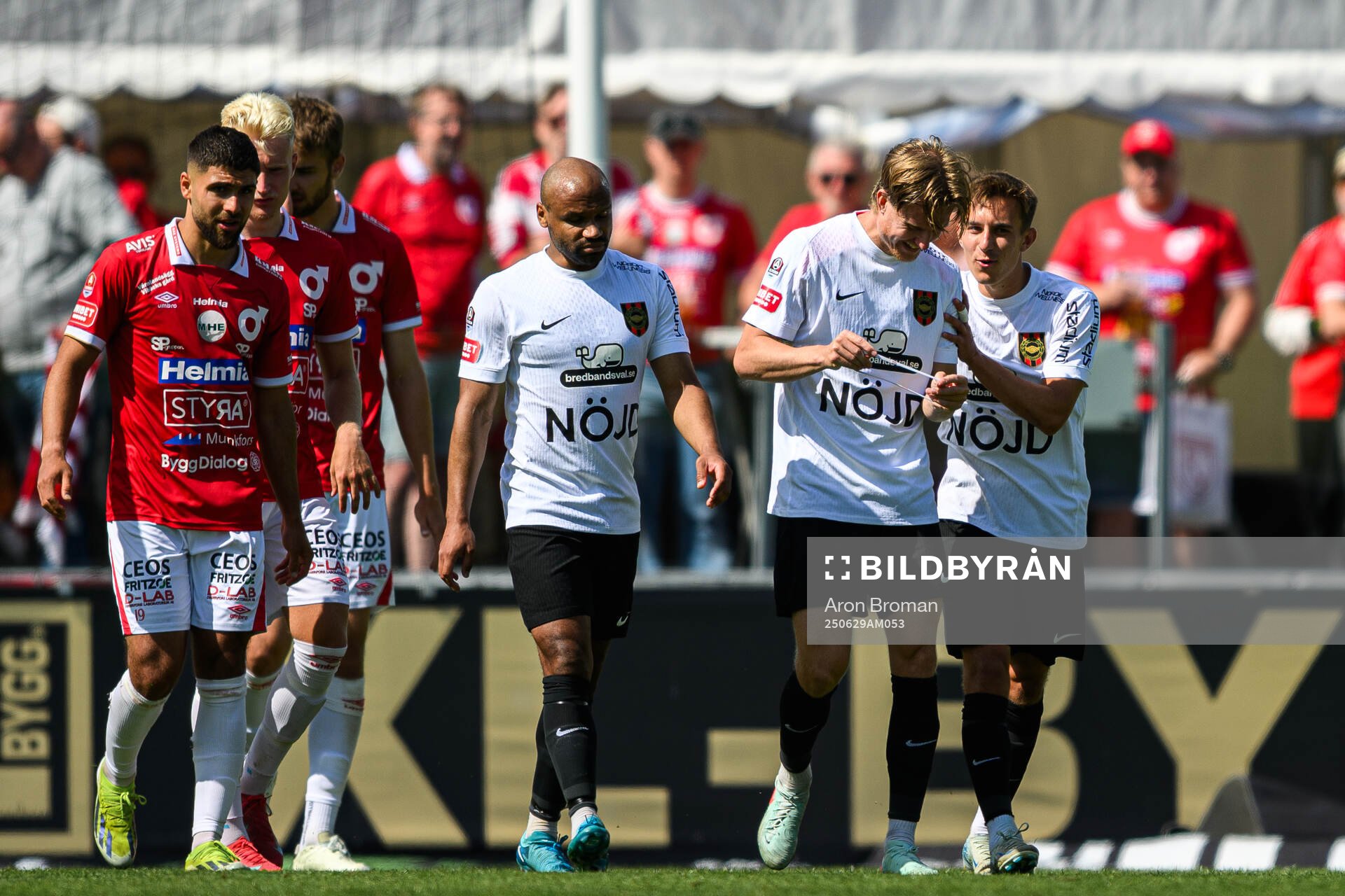 Brommapojkarnas Eric Björkander jublar med lagkamrater