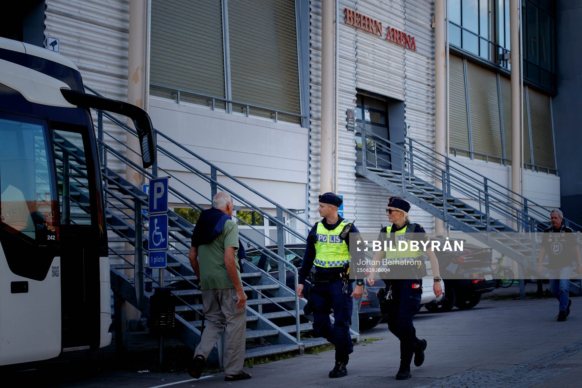 Poliser utanför Behrn Arena