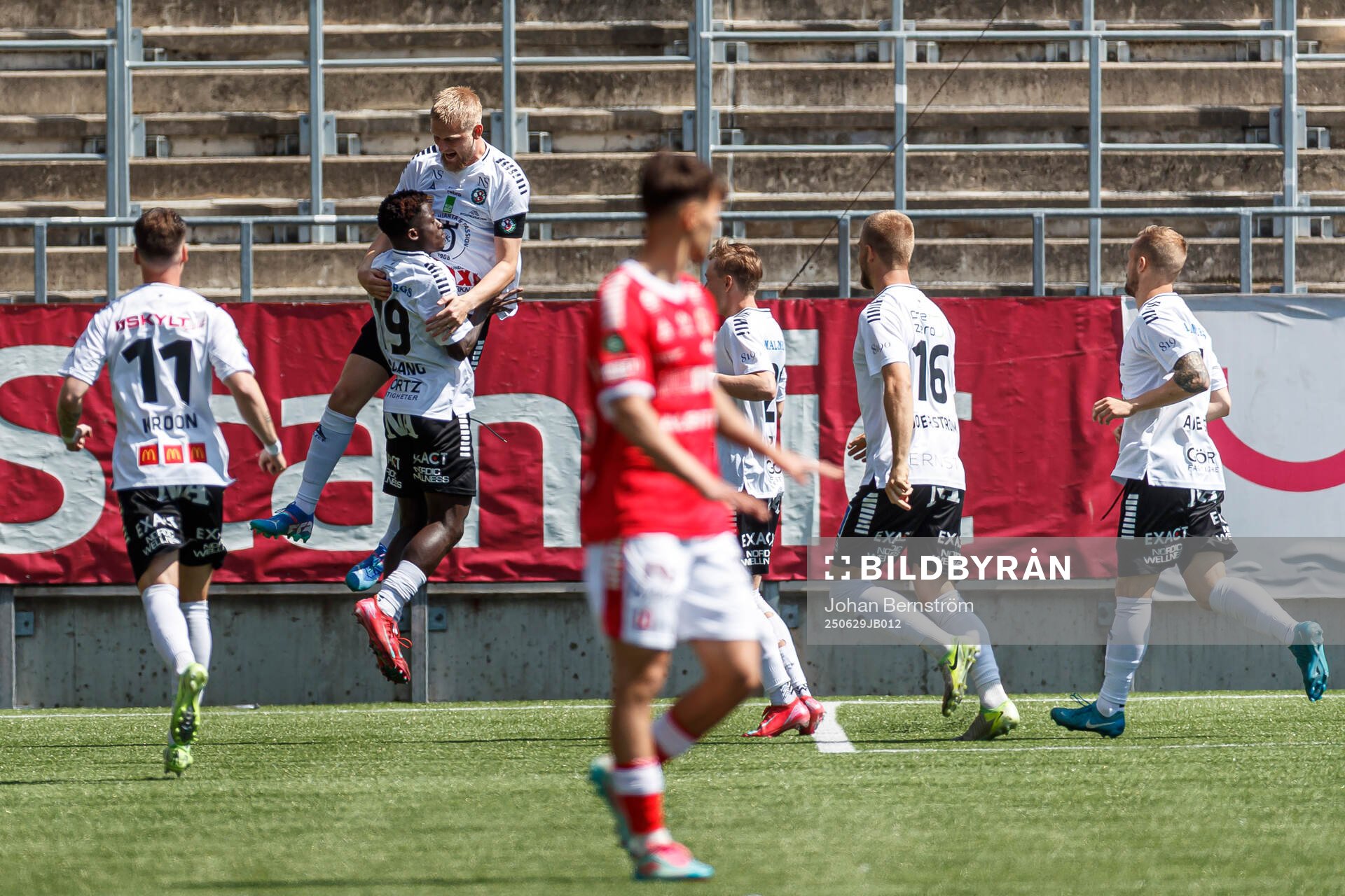 Örebros Karl Holmberg jublar