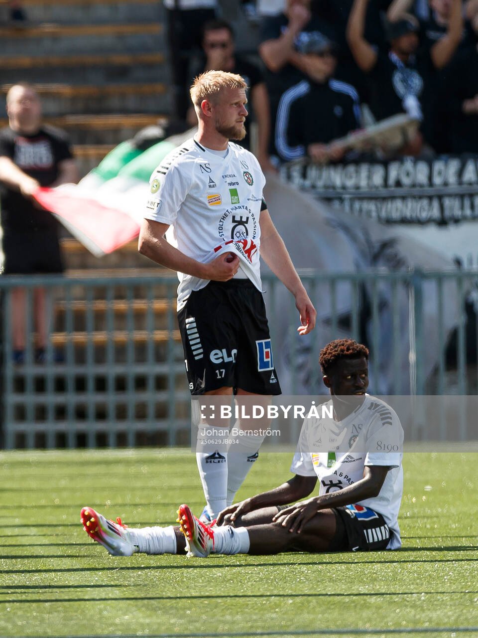 Örebros Karl Holmberg och Blessing Asumang Dankwah deppar