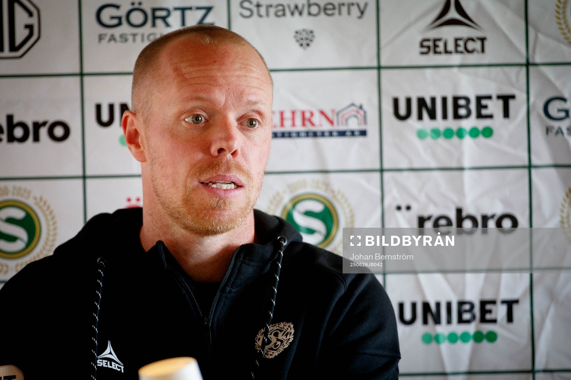 Örebros huvudtränare Patrik Haginge på presskonferensen