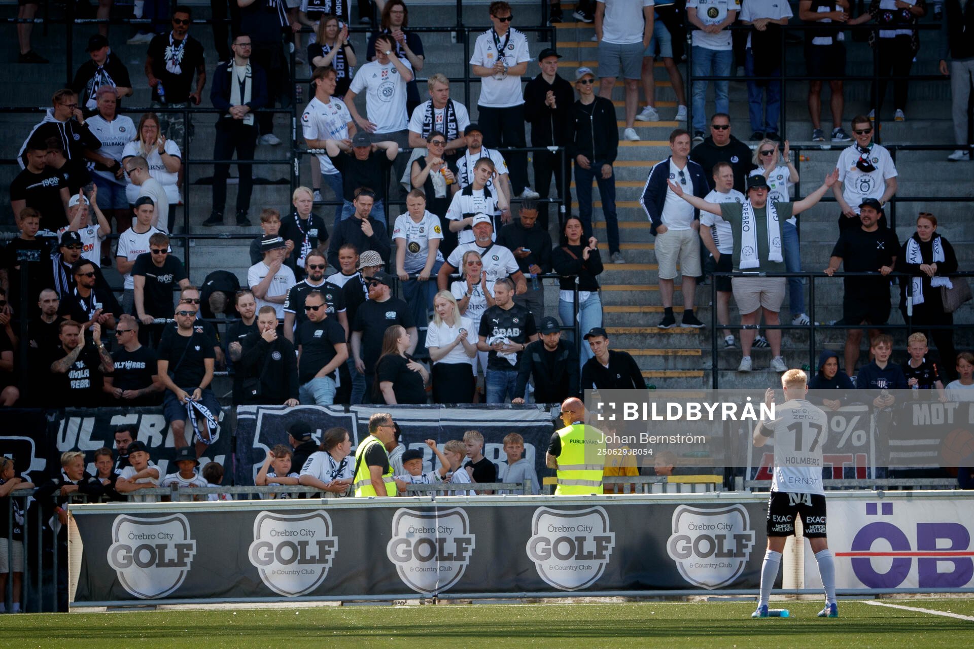 Örebros Karl Holmberg tackar publiken