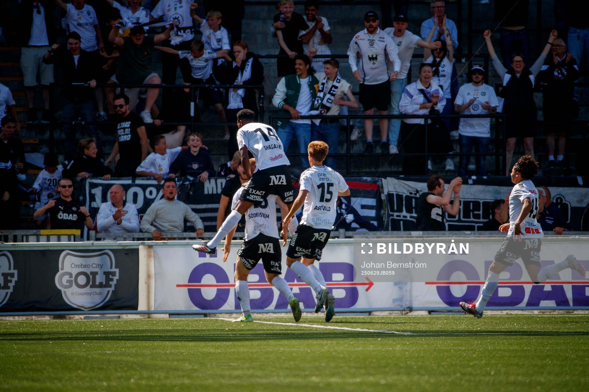 Örebros Hampus Söderström gör 2-2 och jublar