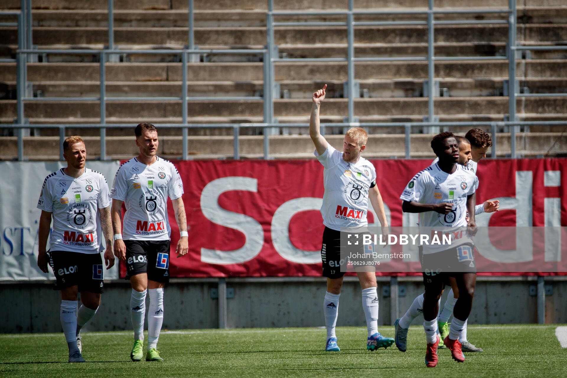 Örebros Karl Holmberg jublar vid 1-0