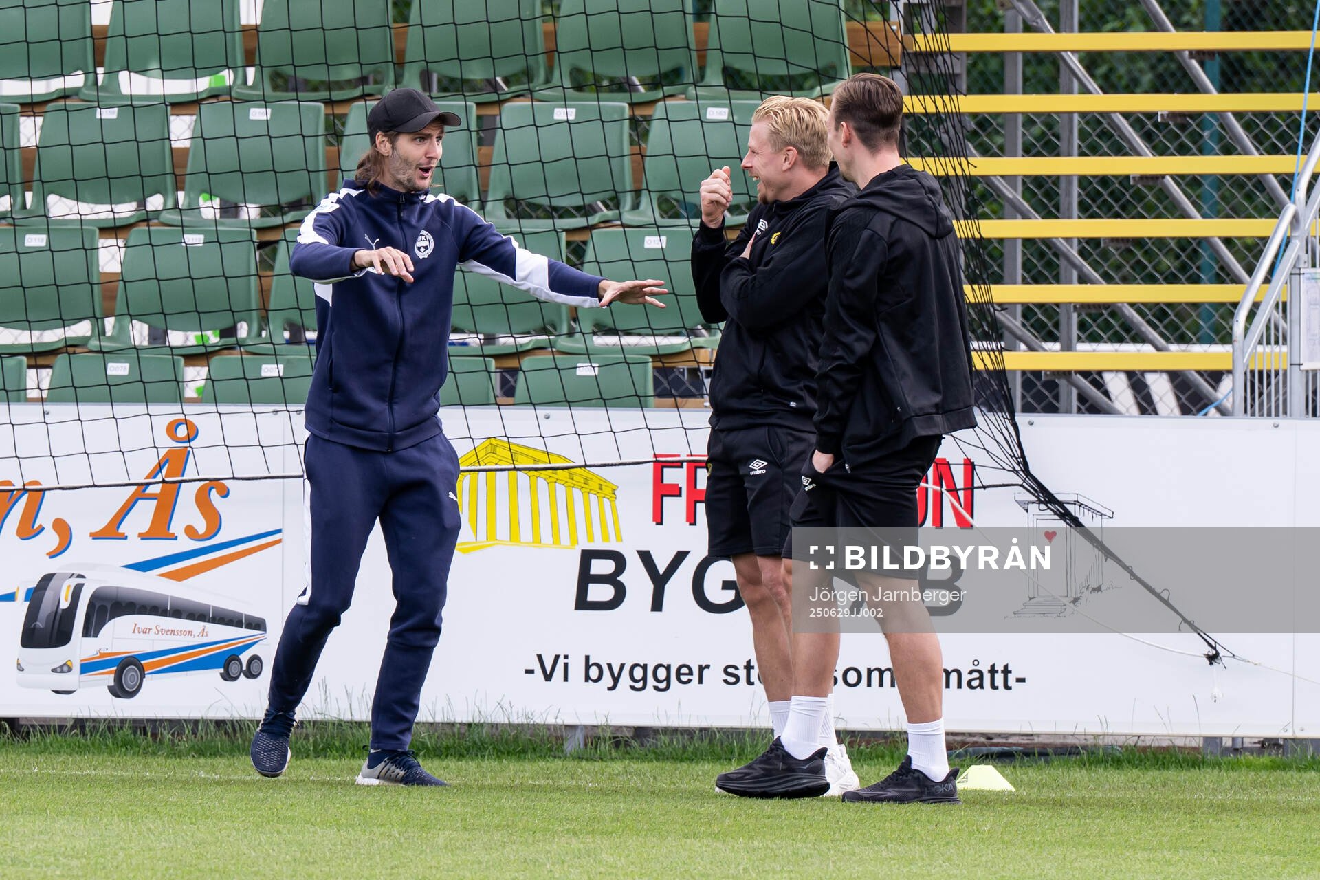 Värnamos Pawel Cibicki i samtal med Elfsborgs Per Frick