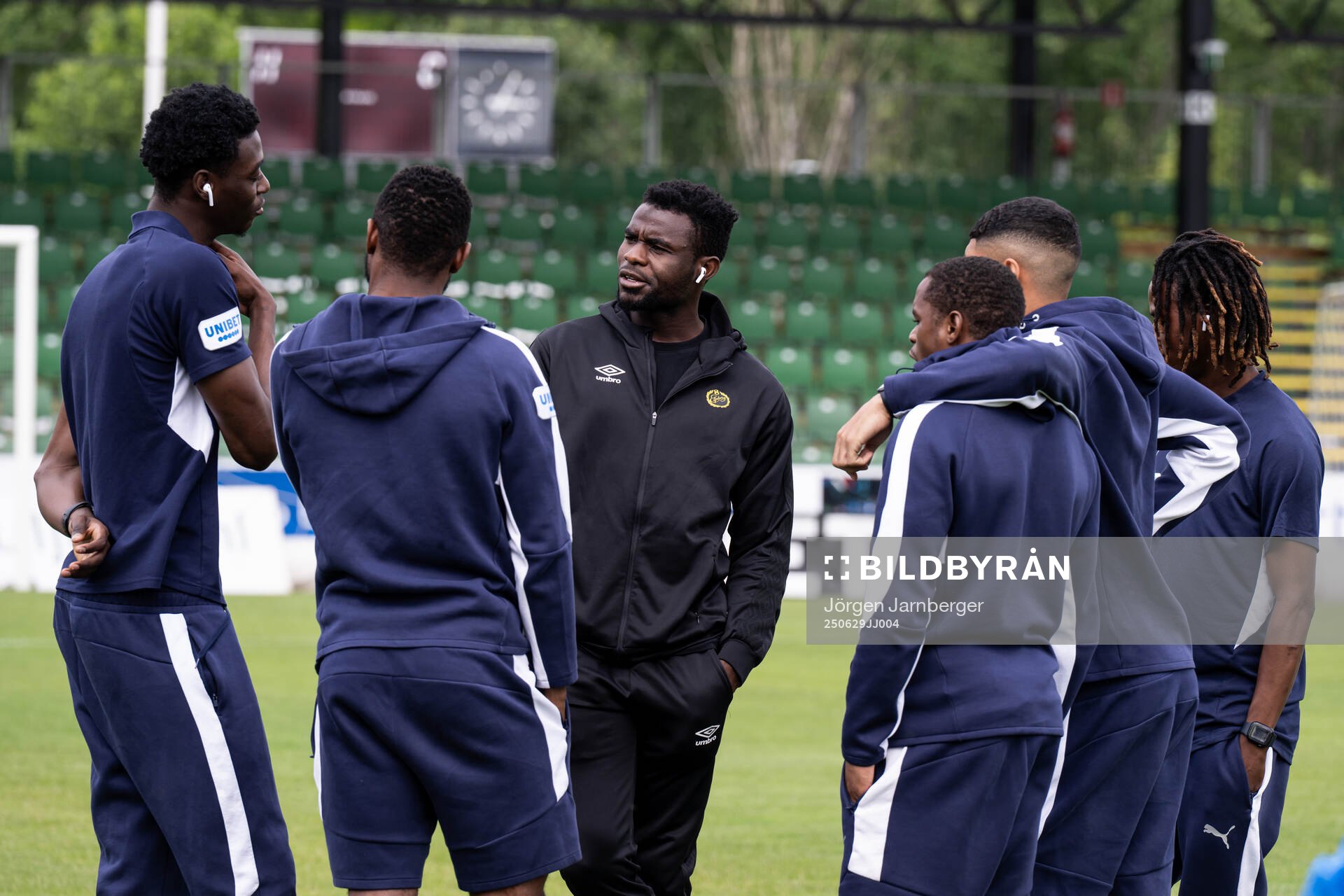 Elfsborgs Buhari Ibrahim i samtal med spelare i Värnamo