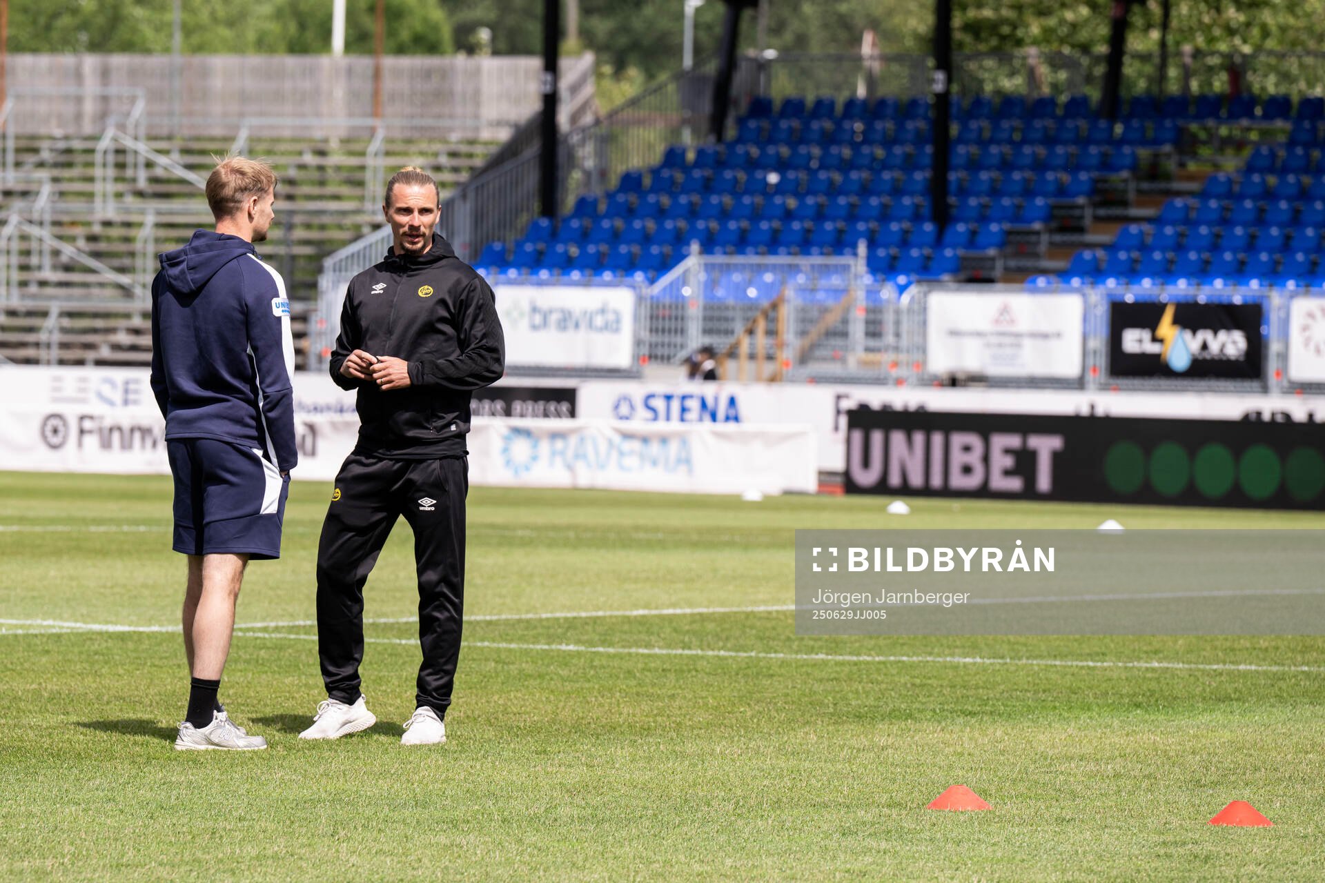 Elfsborgs Niklas Hult i samtal med spelare i Värnamo