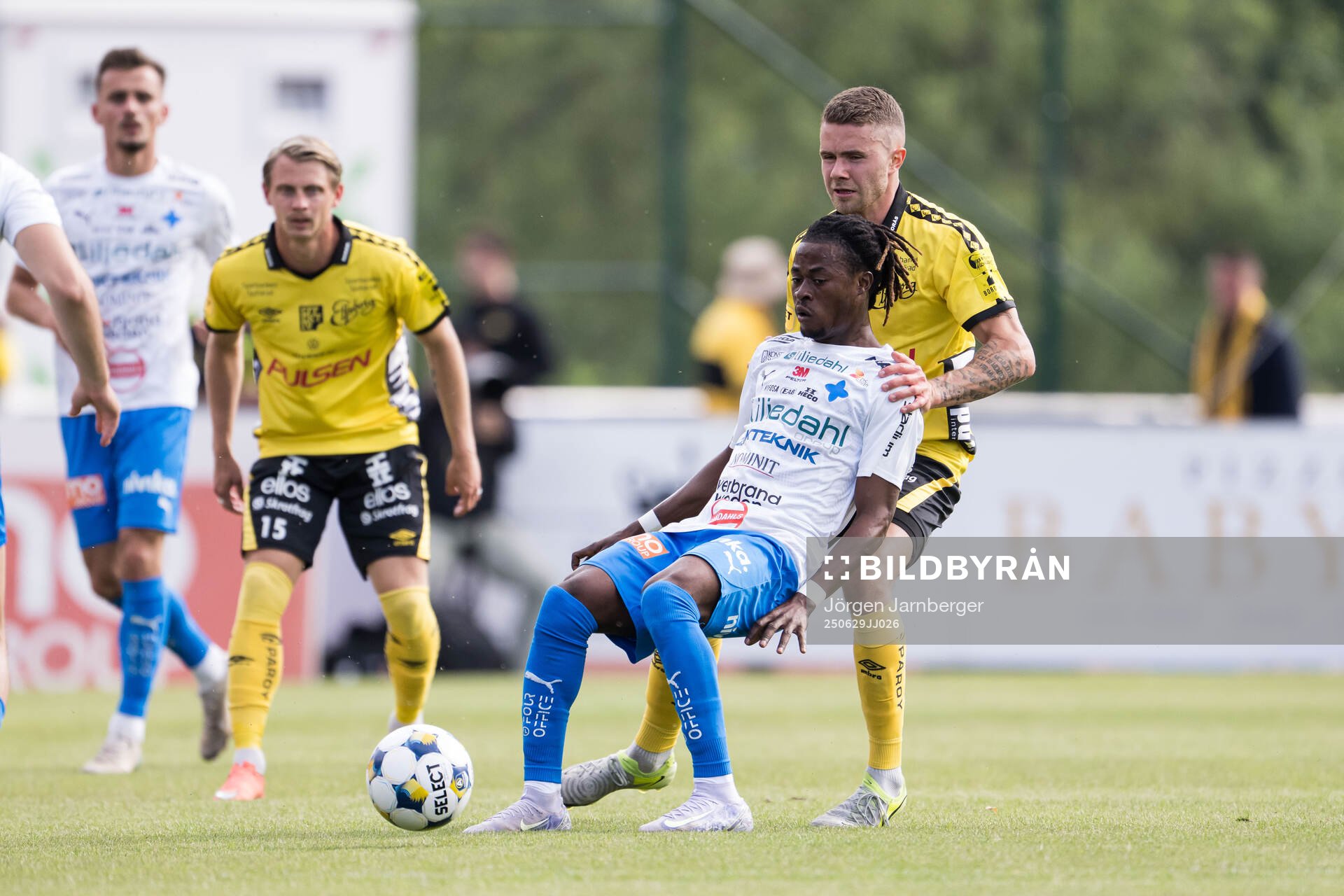 Elfsborgs Julius Magnusson och Värnamos Frank Junior Agyei