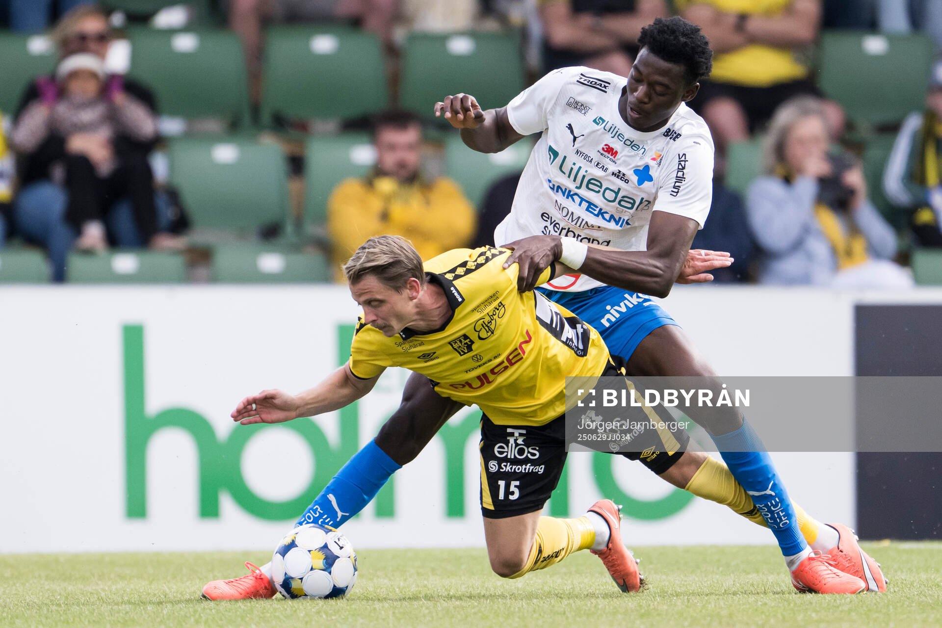 Elfsborgs Simon Hedlund och Värnamos Rufai Mohammed
