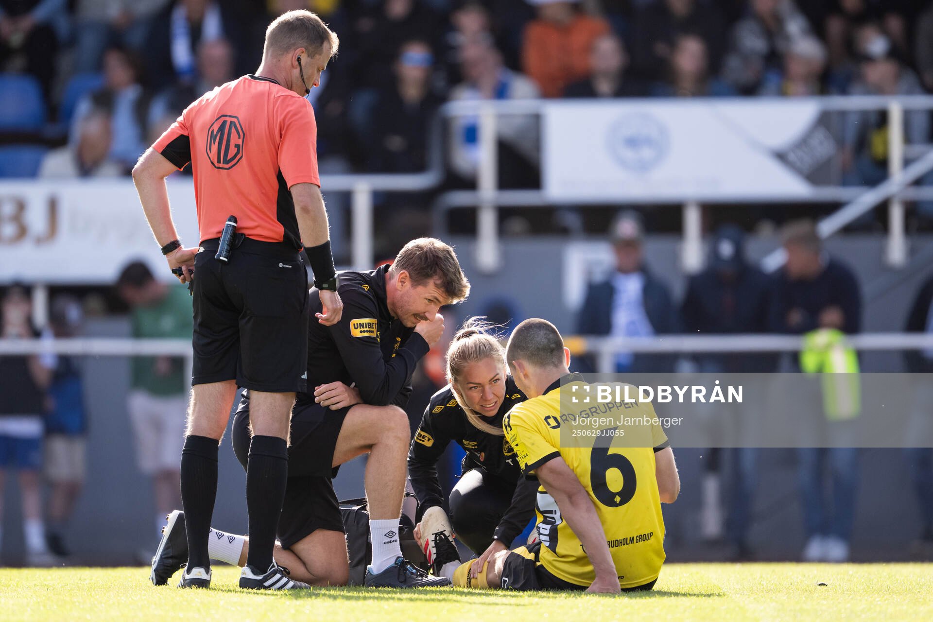 Elfsborgs Rasmus Wikström har ont och får vård av
