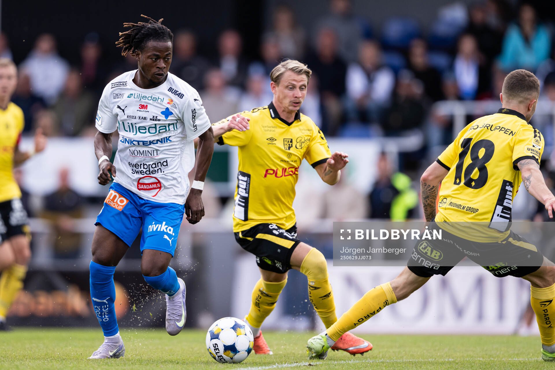 Värnamos Frank Junior Agyei och Elfsborgs Simon Hedlund
