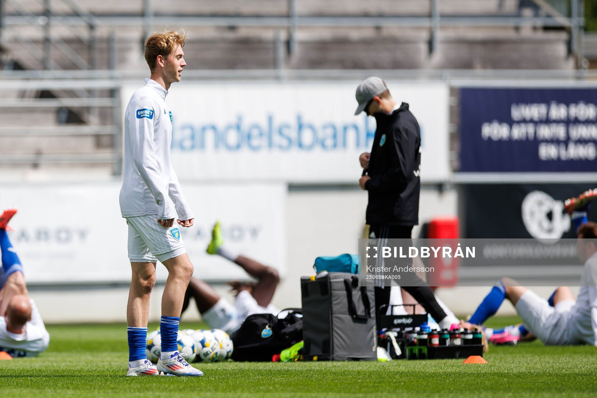 Umeå FCs spelare värmer