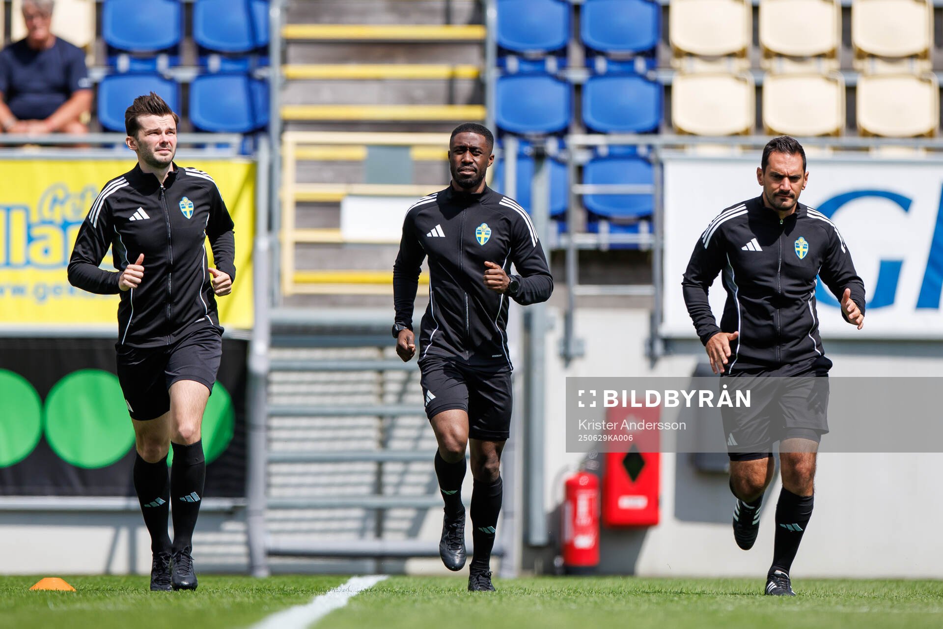 Domare Fredrik Oppong med assisterande domarna Mark Josef