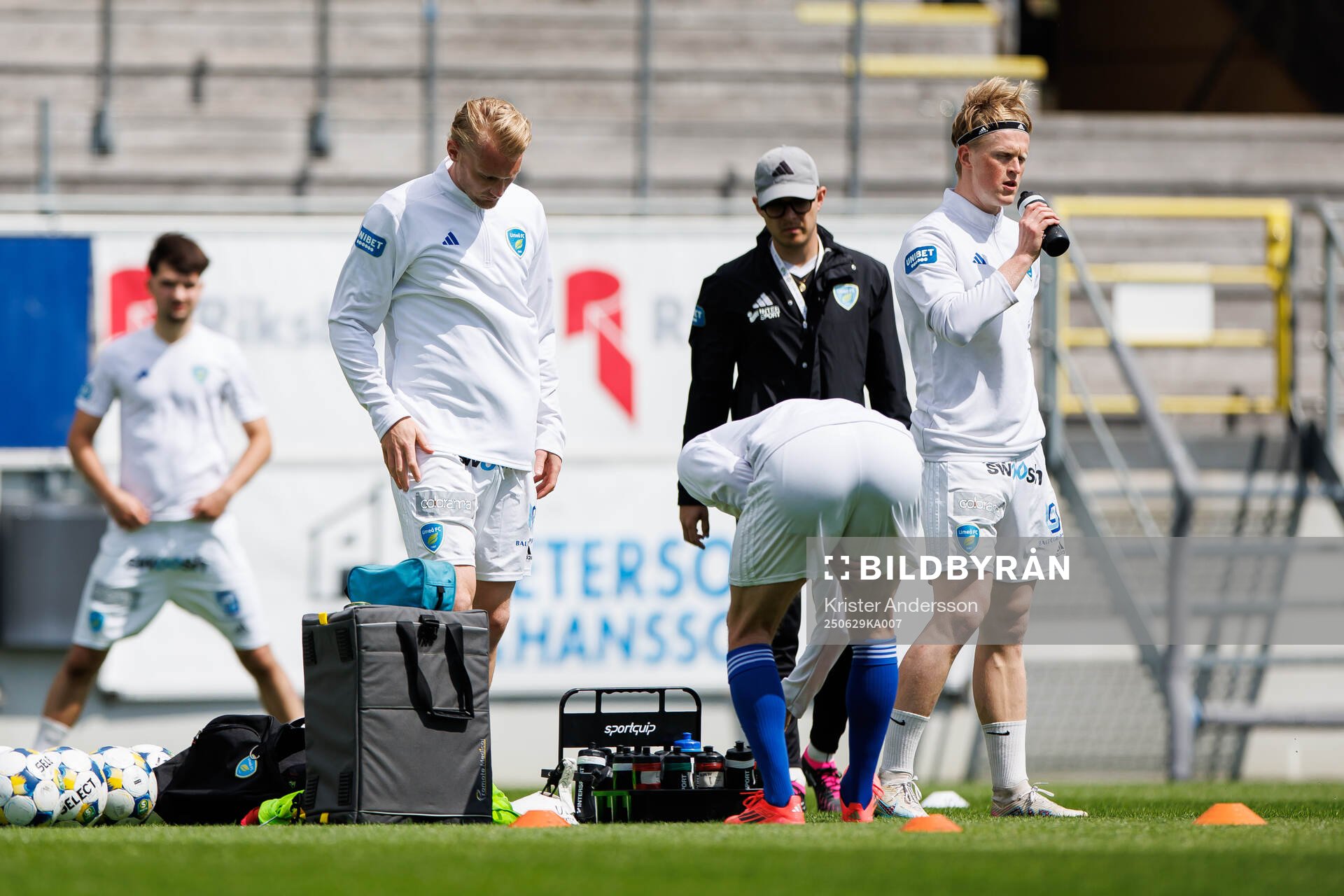 Umeå FCs spelare värmer
