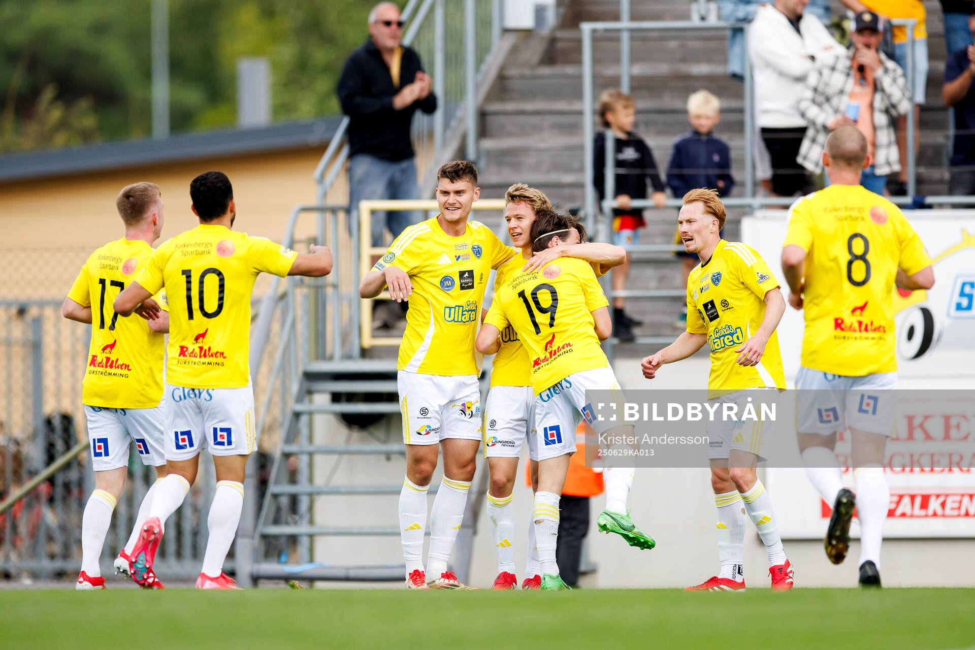 Falkenbergs spelare jublar