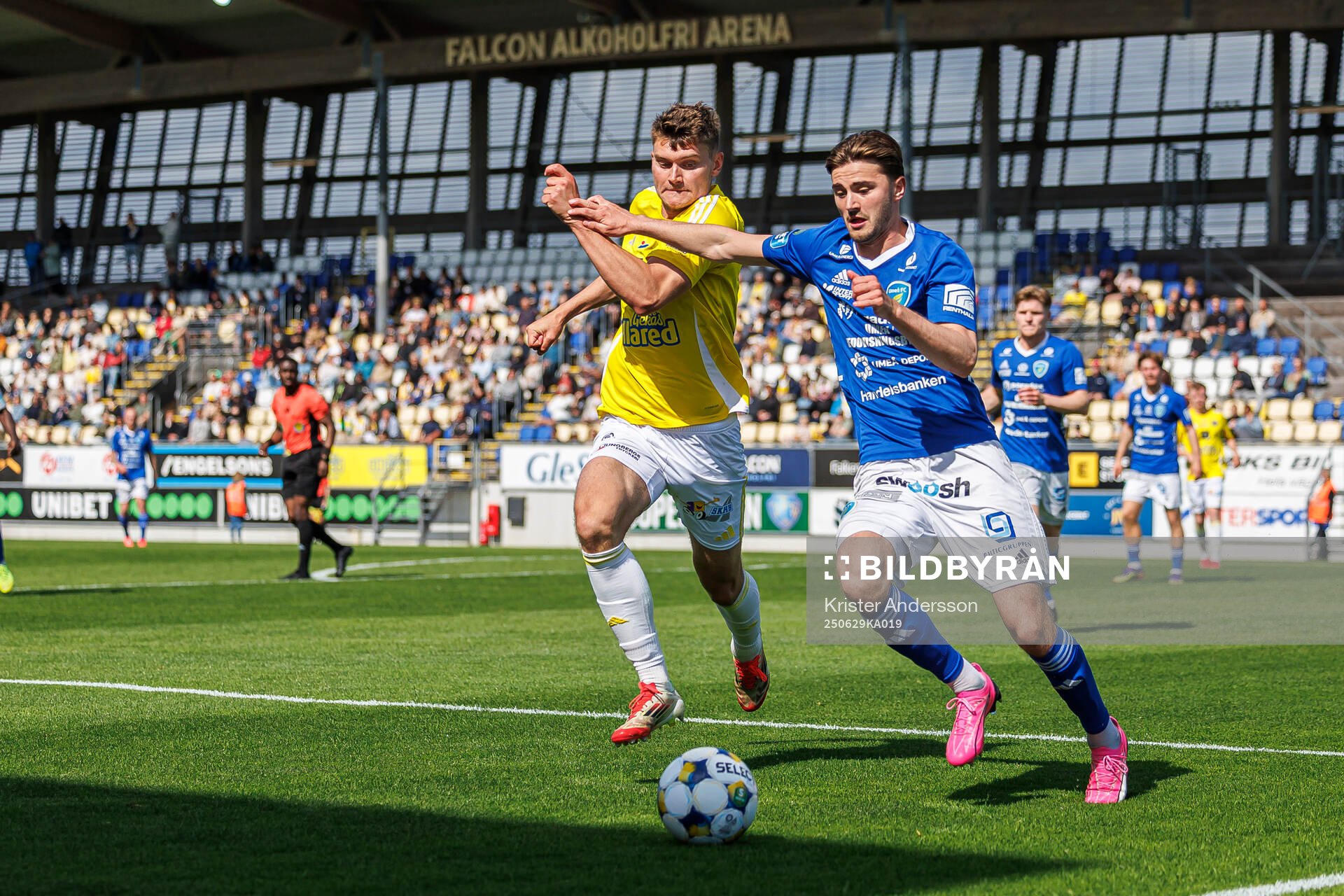 Falkenbergs Albin Andersson och Umeå FCs Tim Olsson