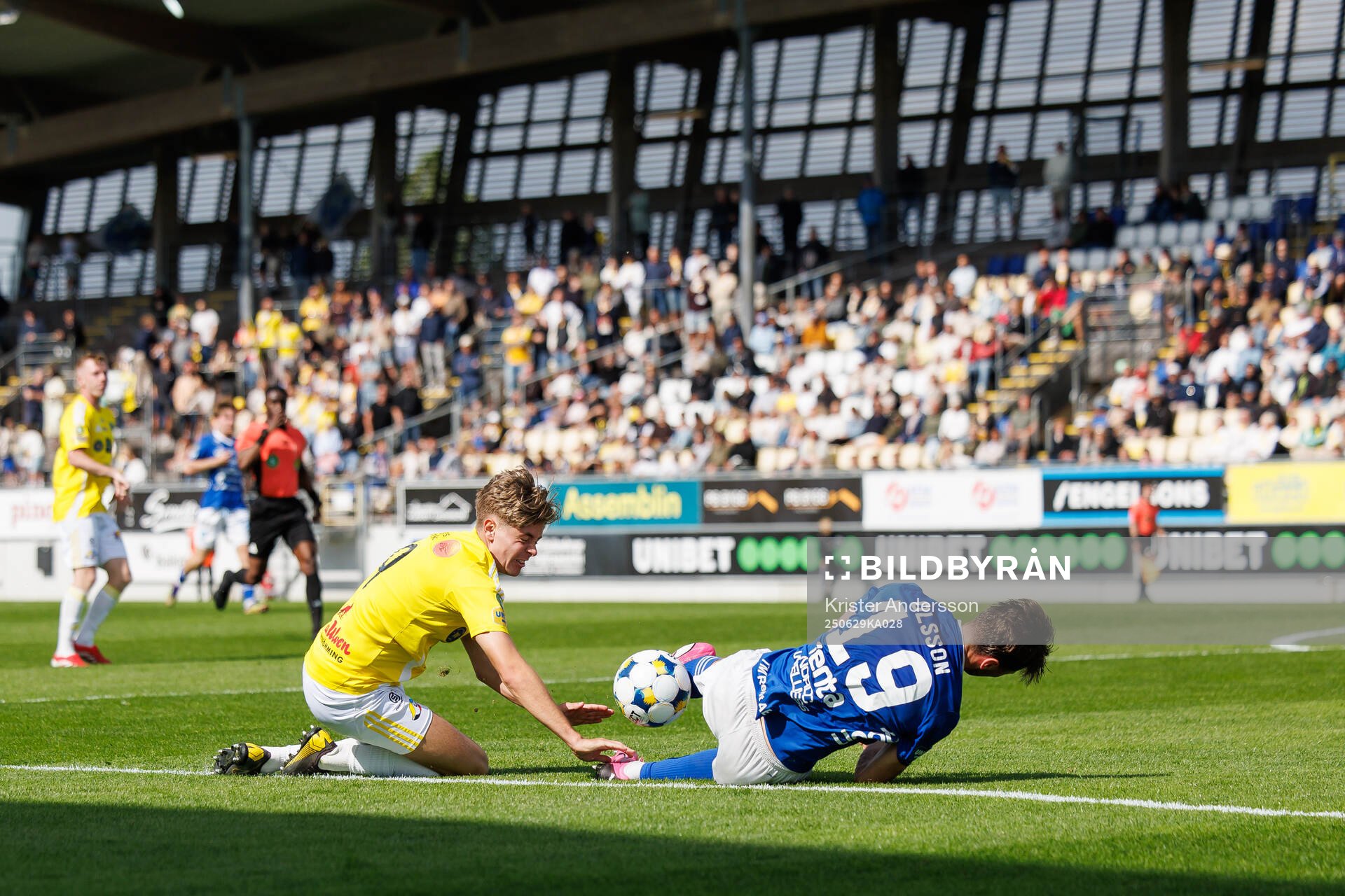 Falkenbergs Remo Gotfredsen Grgic och Umeå FCs Tim Olsson