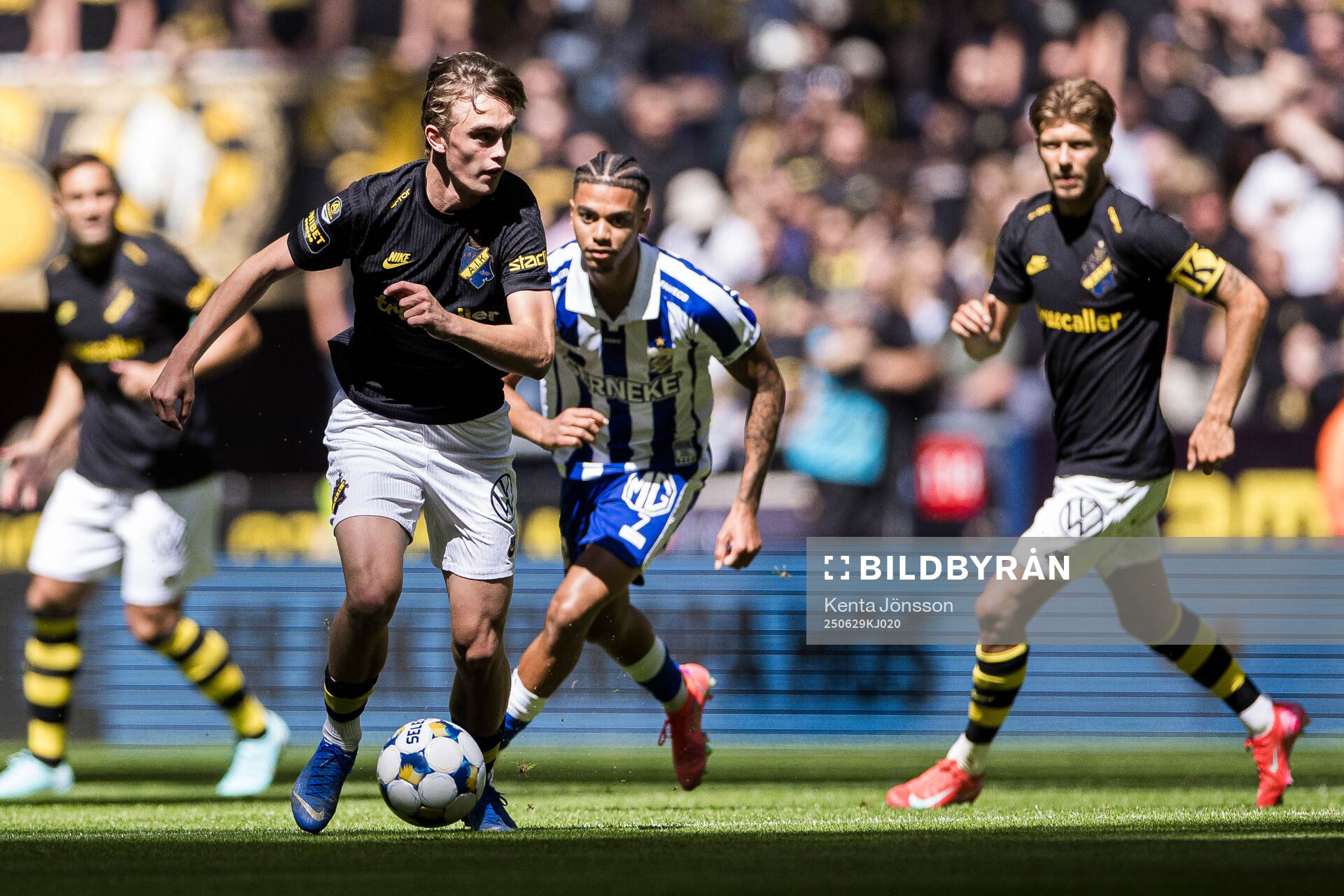 AIKs Yannick Geiger och IFK Göteborgs Sebastian Clemmensen