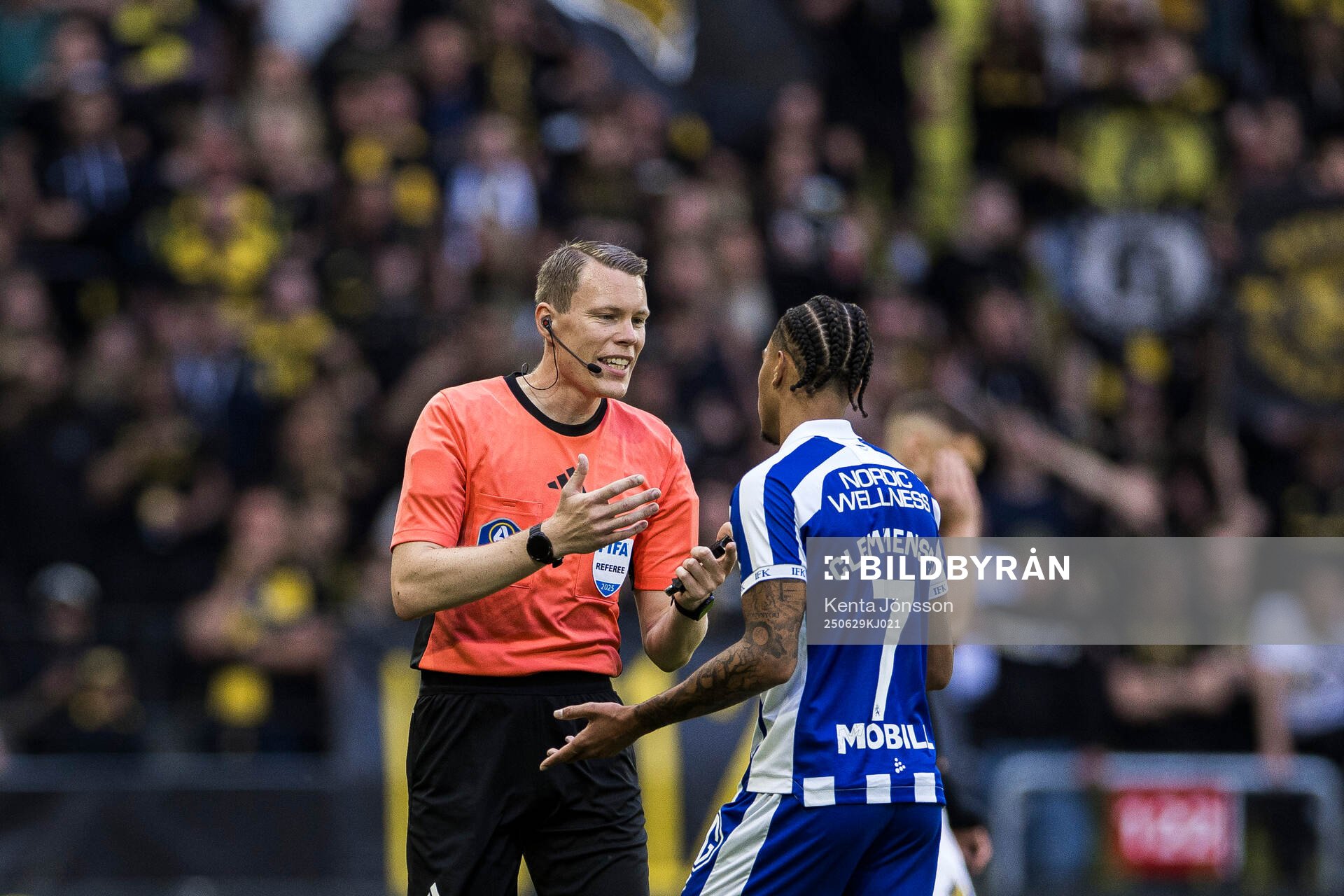 Domare Oscar Johnson i samtal med IFK Göteborgs Sebastian