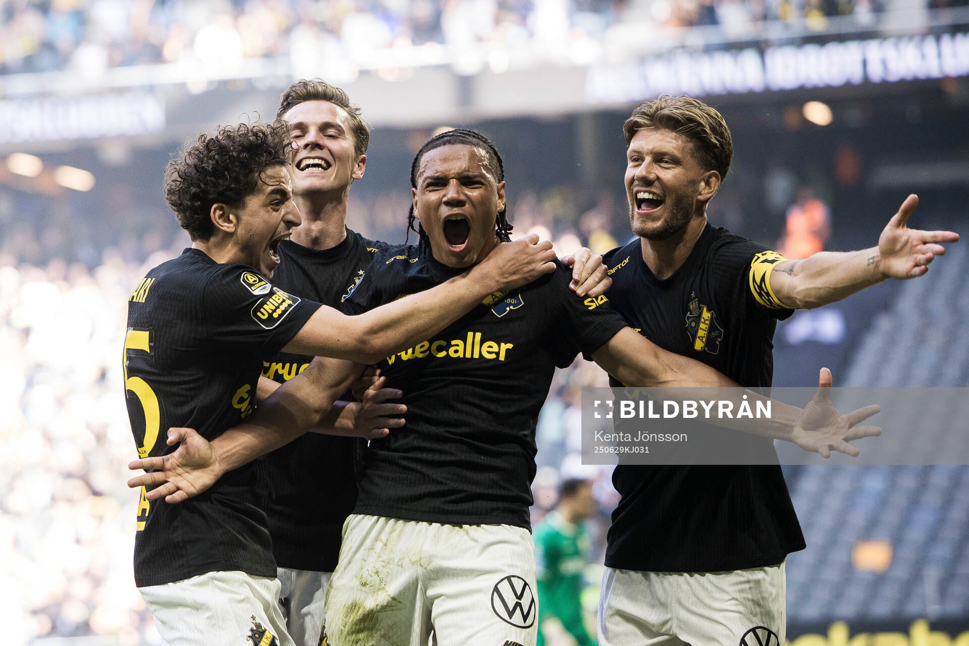 IKs Kevin Filling (m) jublar med Taha Ayari, Johan Hove och