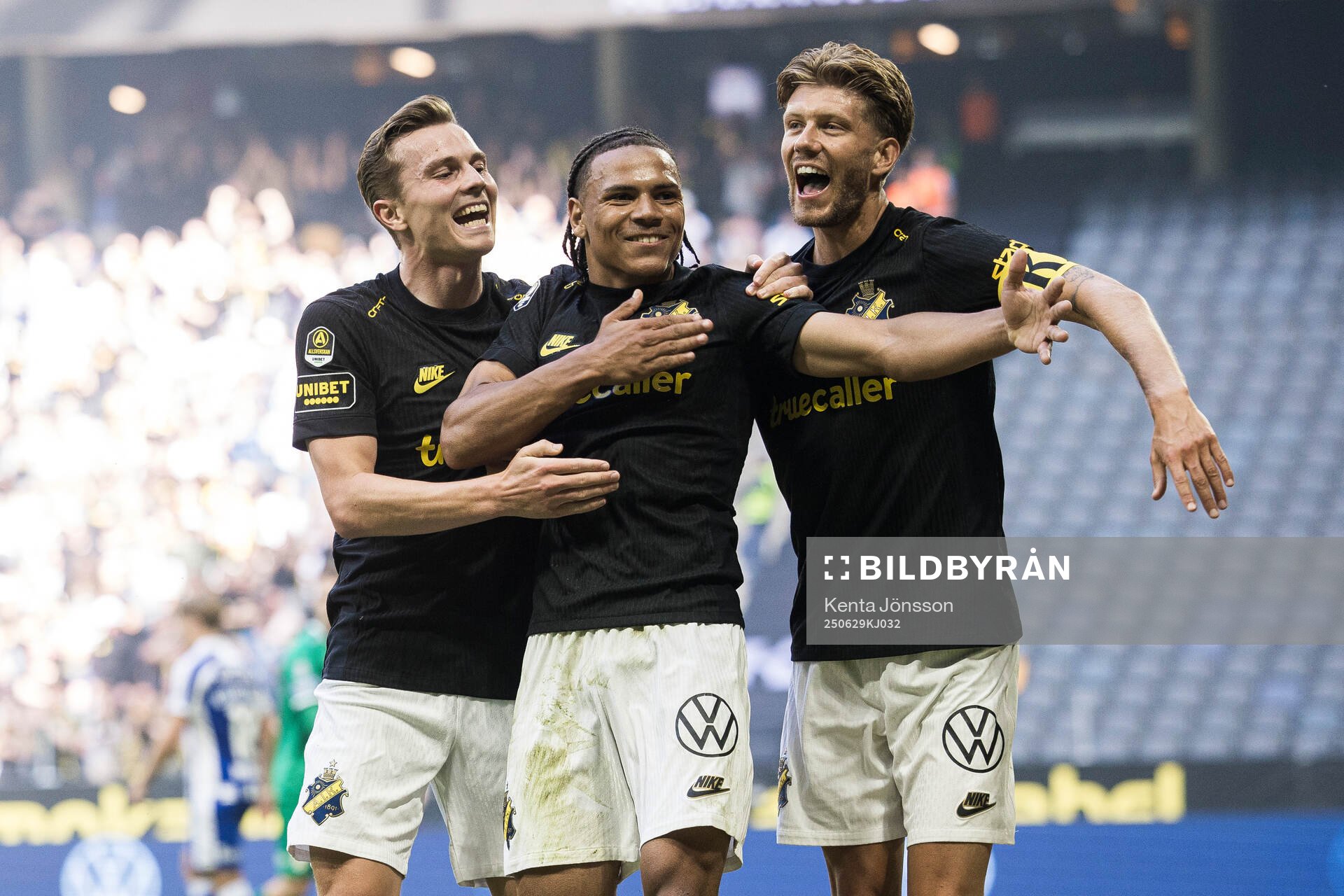 AIKs Johan Hove, Kevin Filling och Anton Salétros jublar