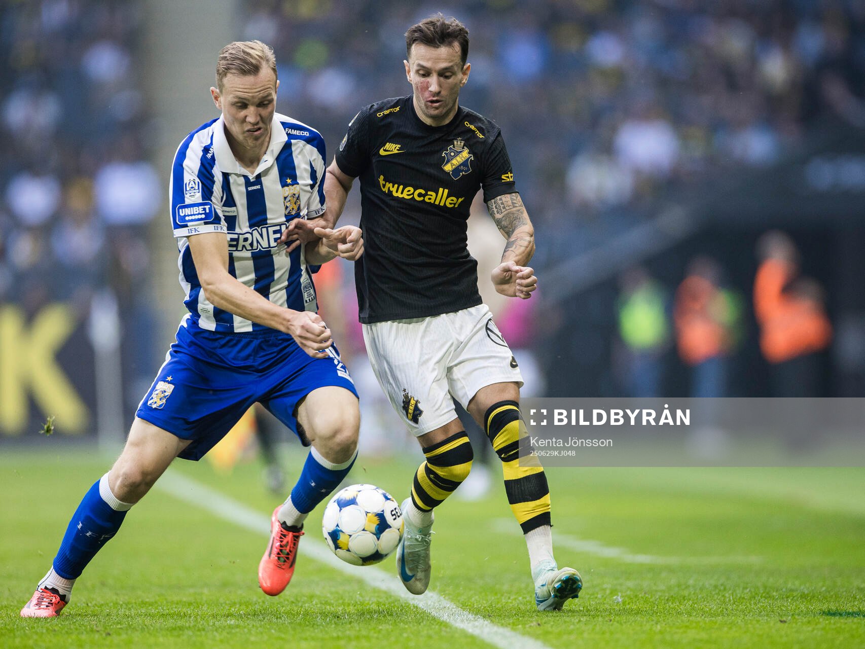 IFK Göteborgs Adam Carlén och AIKs Bersant Celina