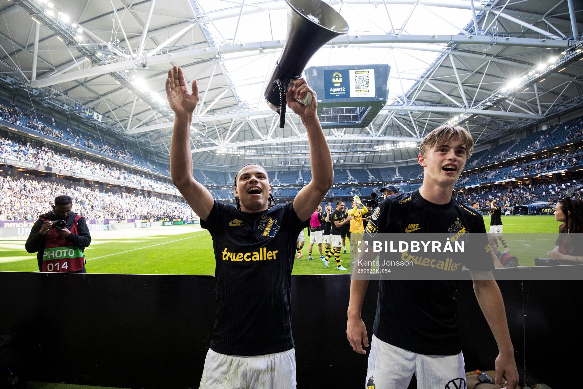 AIKs Kevin Filling  och Yannick Geiger  jublar