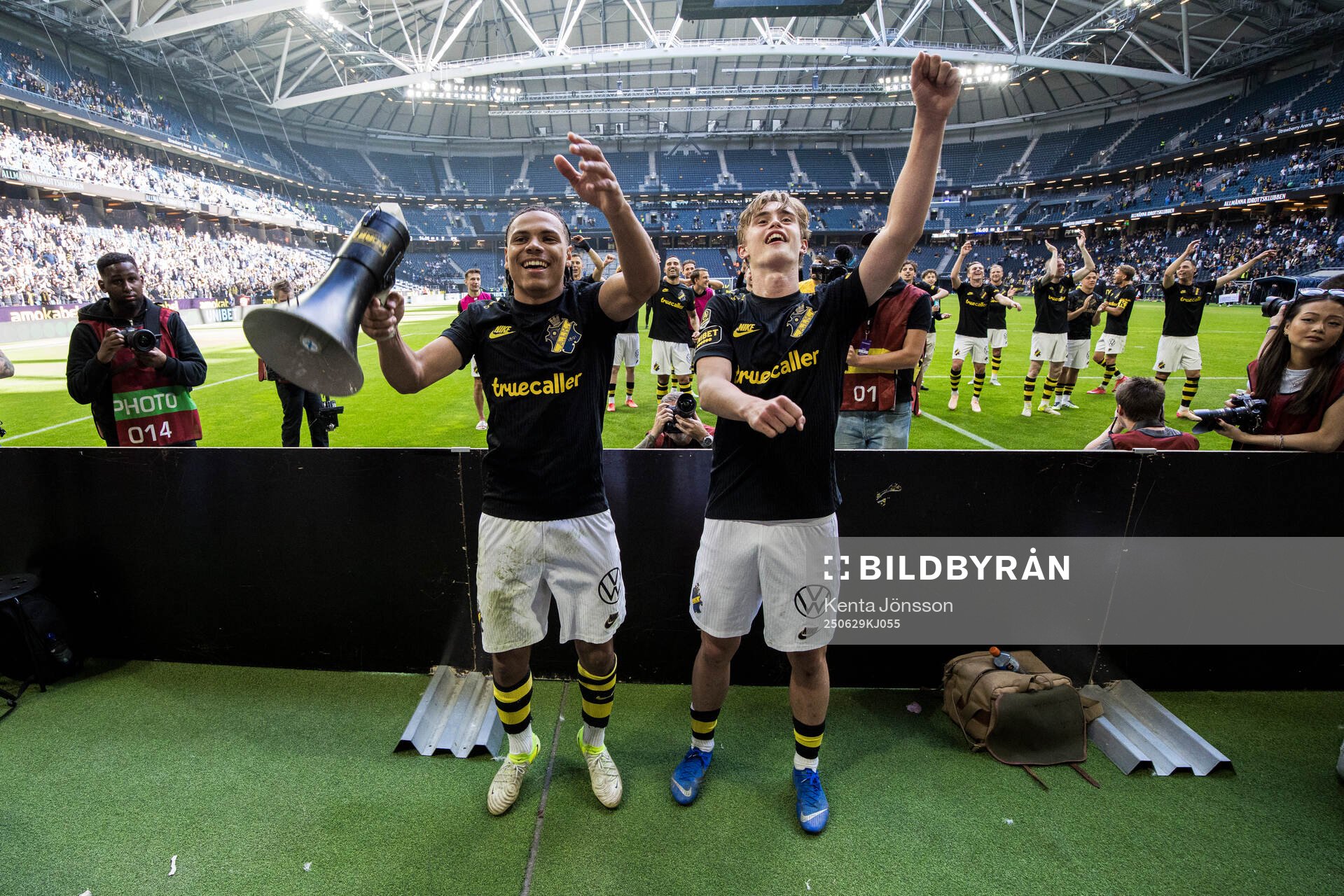 AIKs Kevin Filling  och Yannick Geiger  jublar