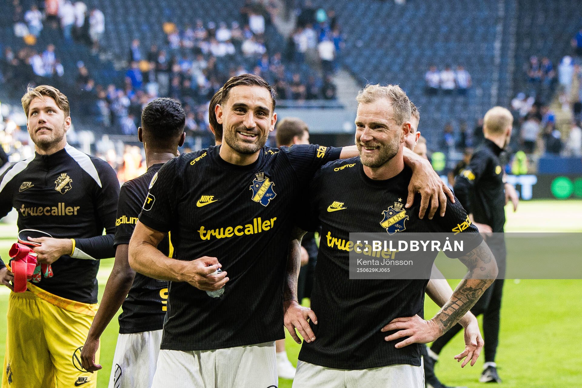 AIKs Sotirios Papagiannopoulos och John Guidetti jublar