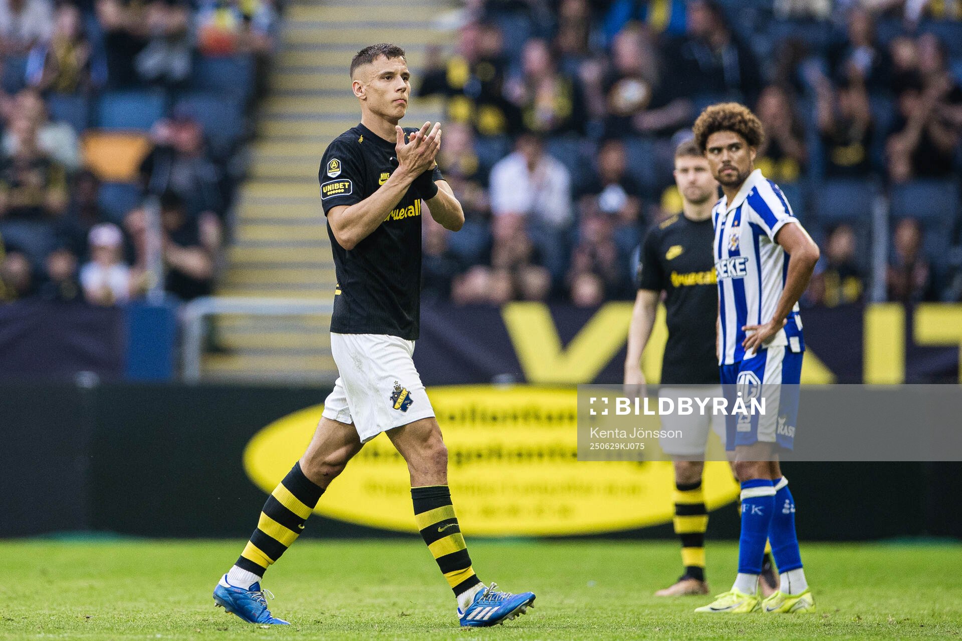AIKs Filip Benkovic i ett byte