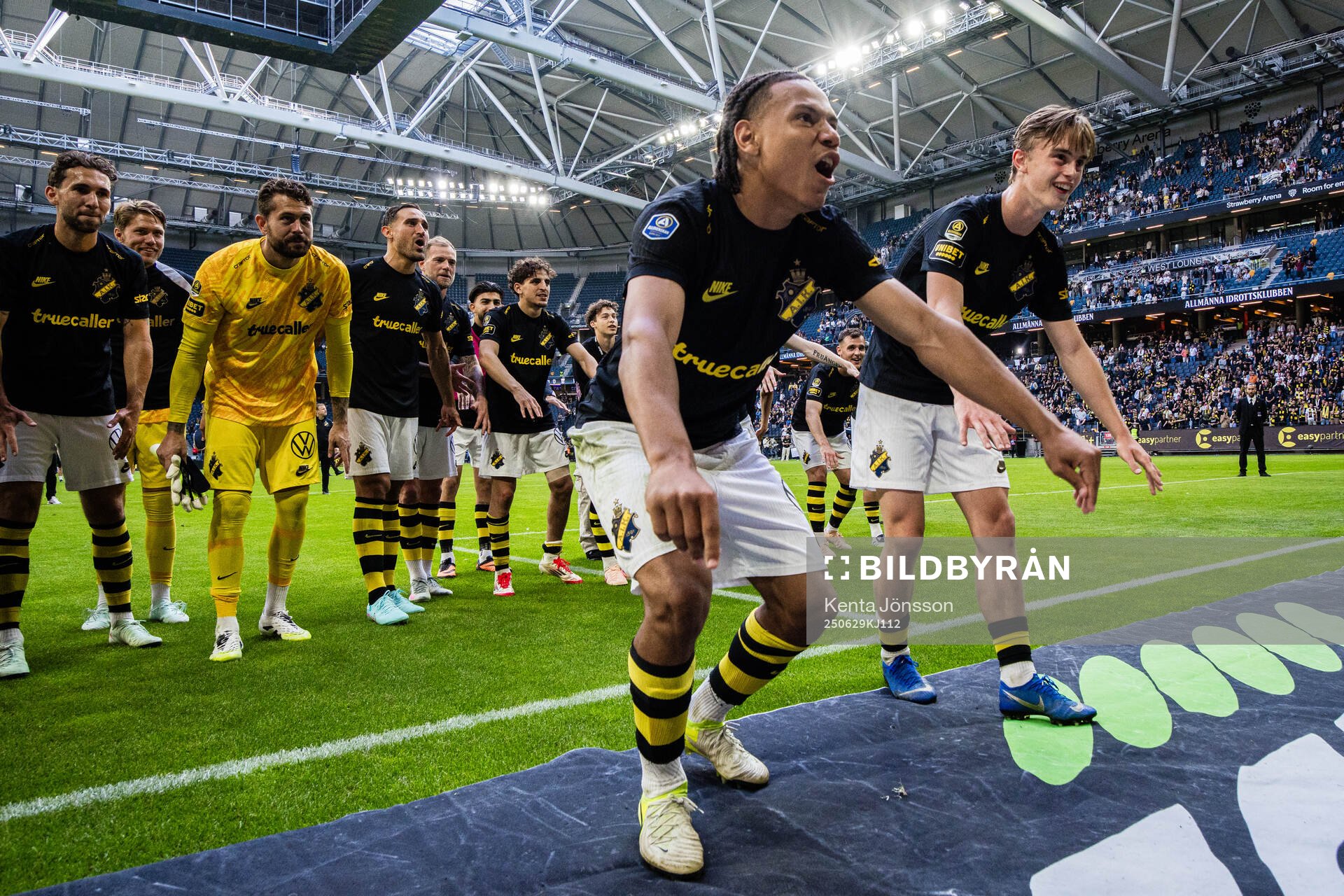 AIKs Kevin Filling och Yannick Geiger jublar