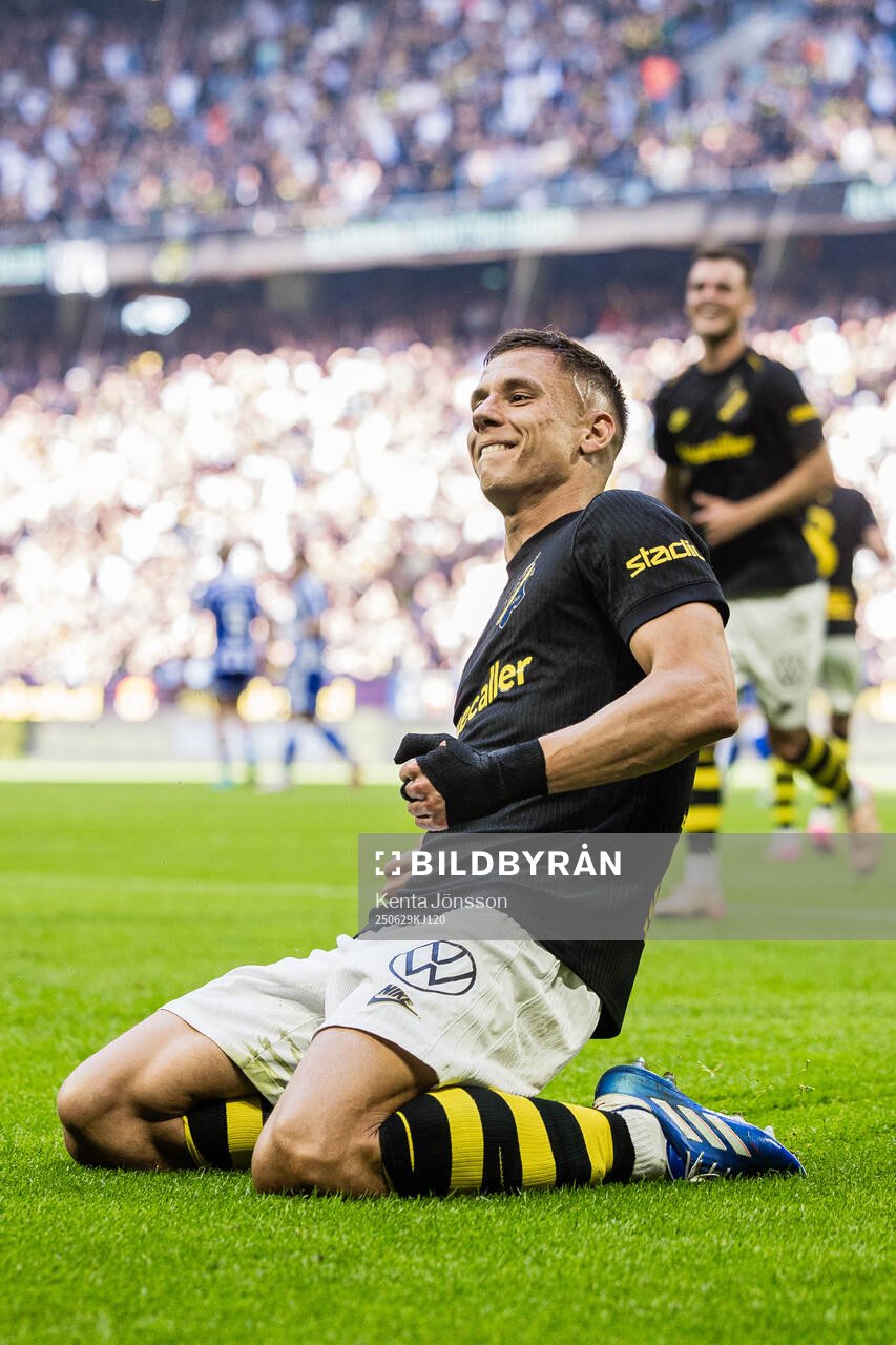 AIKs Filip Benkovic jublar