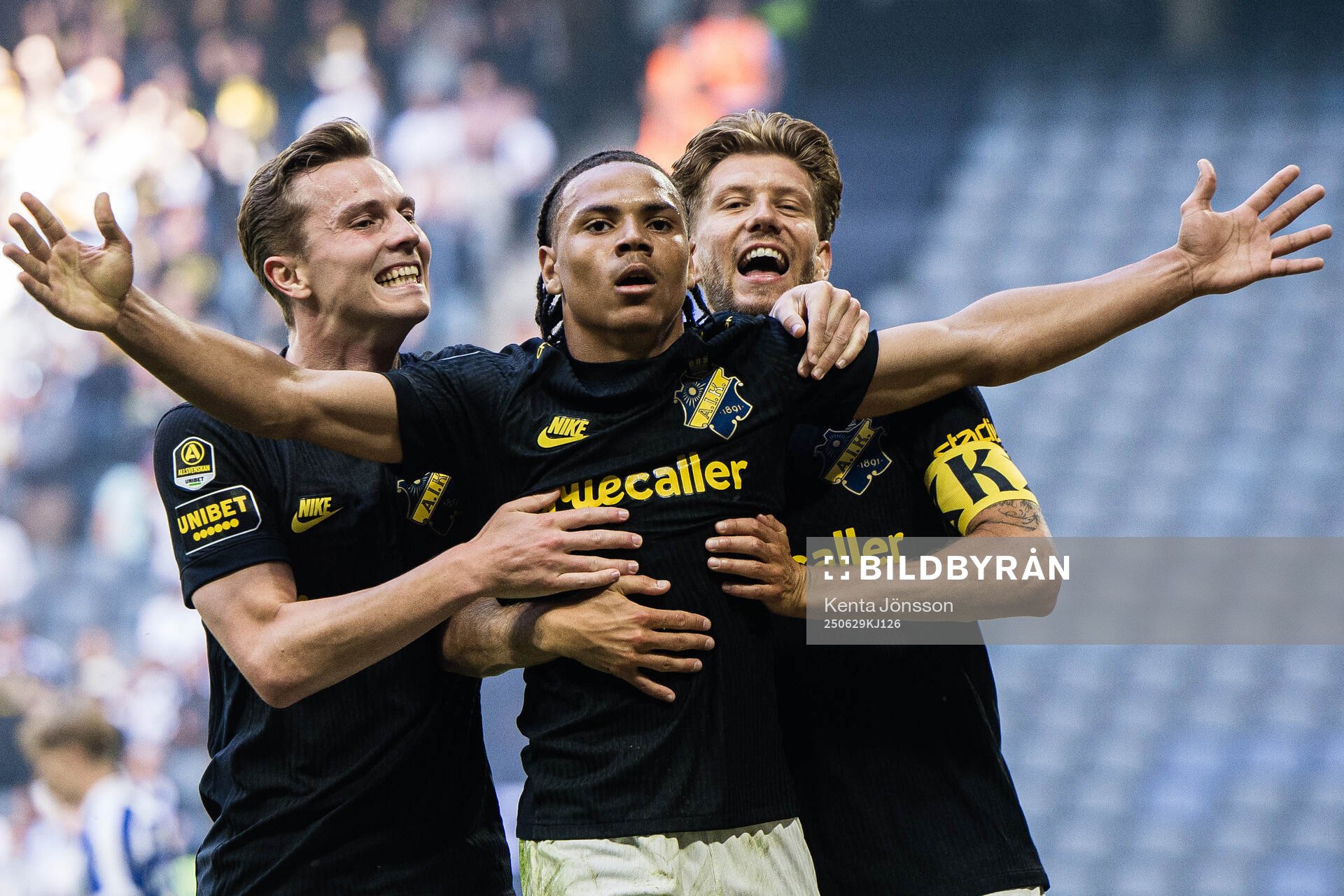 AIKs Kevin Filling (m) jublar med Johan Hove och Anton