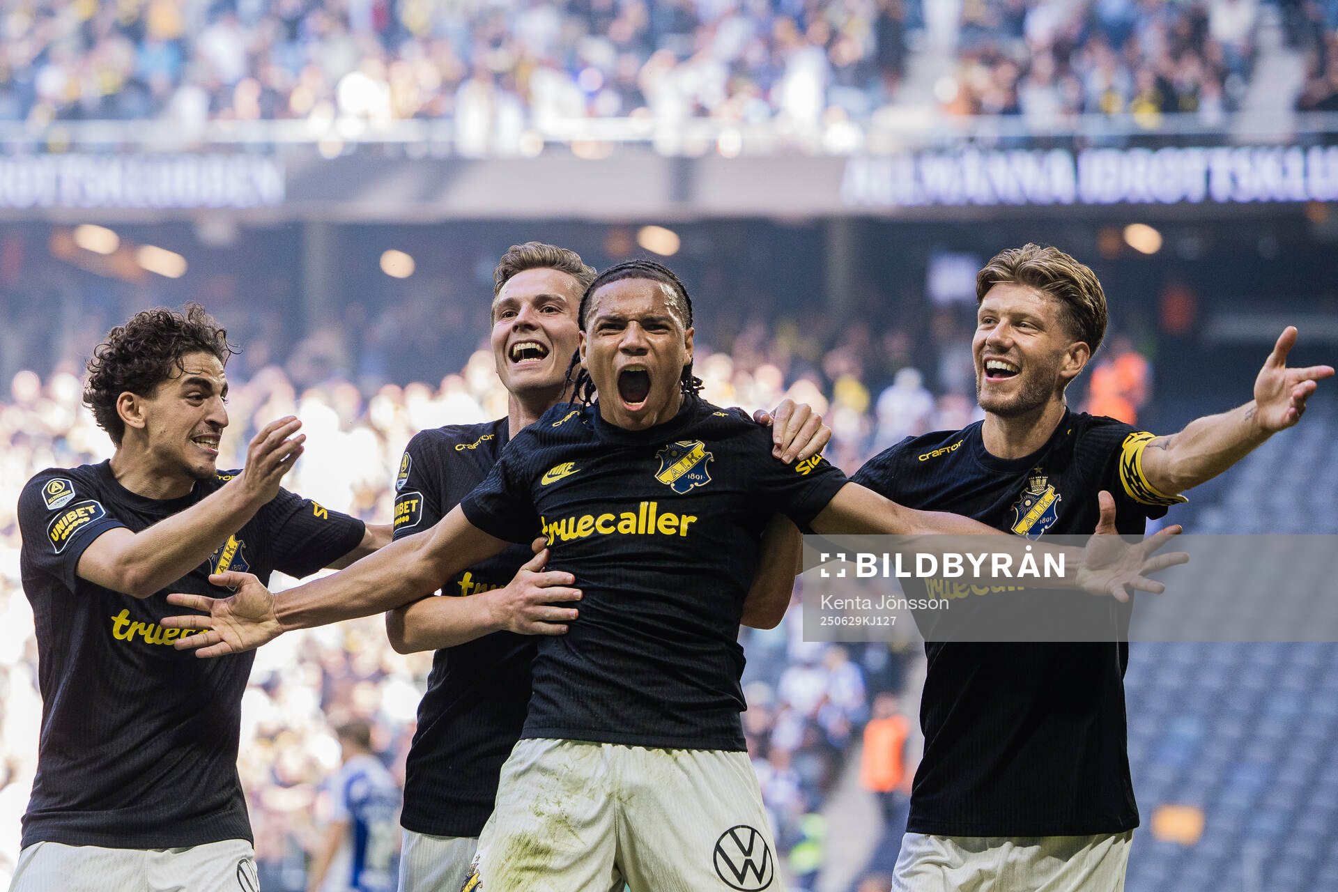 AIKs Kevin Filling (m) jublar med Taha Ayari, Johan Hove