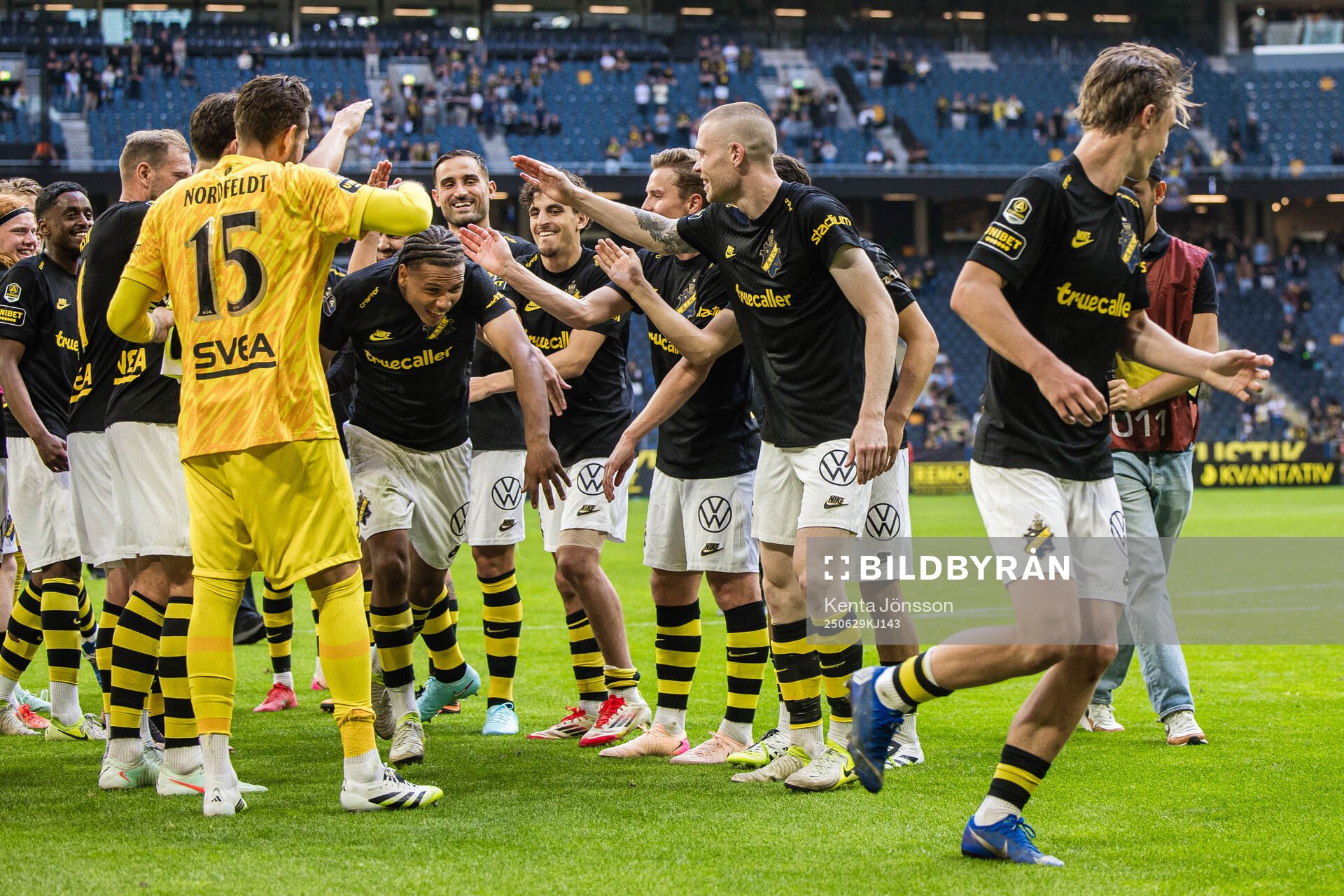 AIKs Kevin Filling och Yannick Geiger jublar med lagkamrater