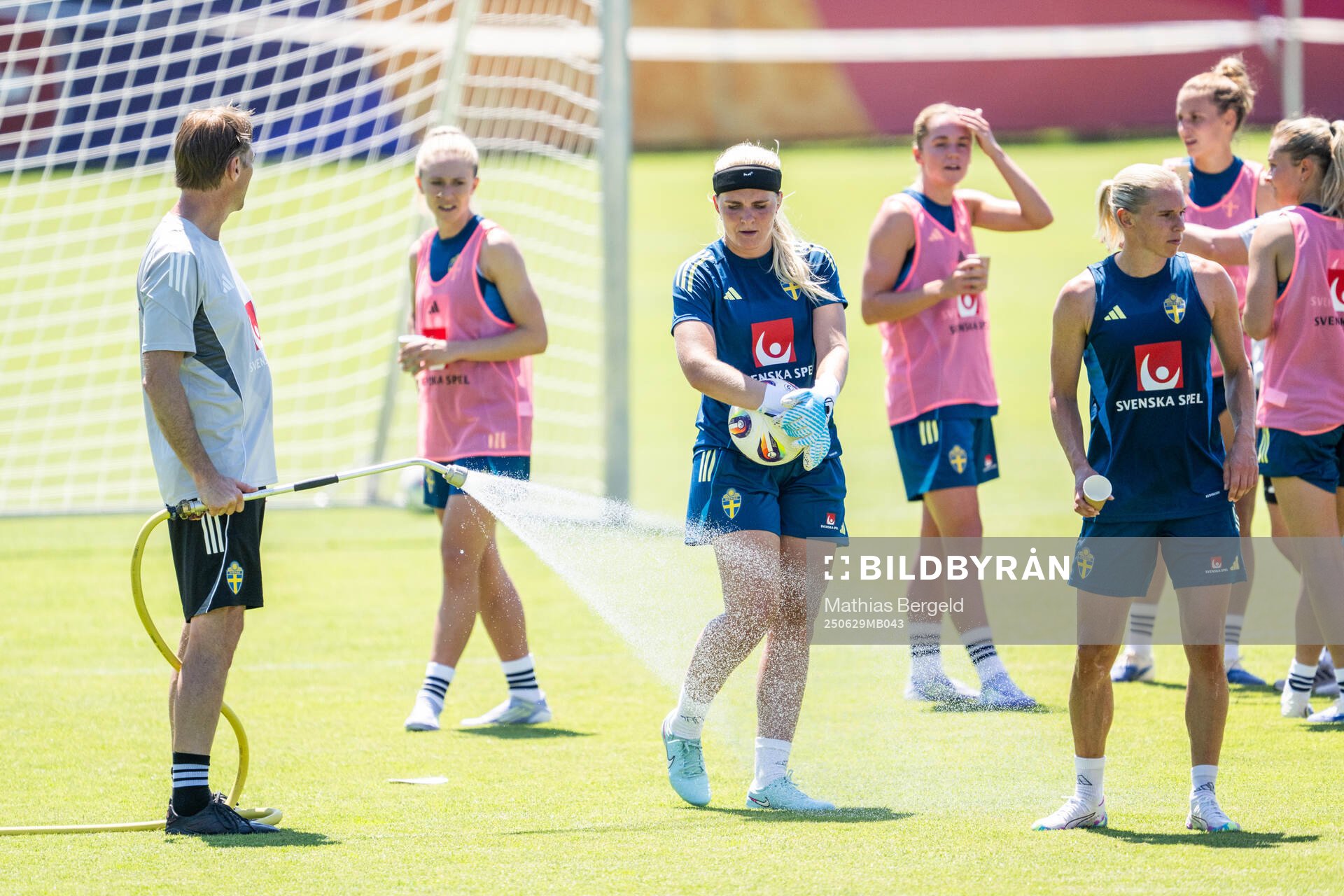 Sports psychologist Rasmus Liljeblad and goalkeeper Emma