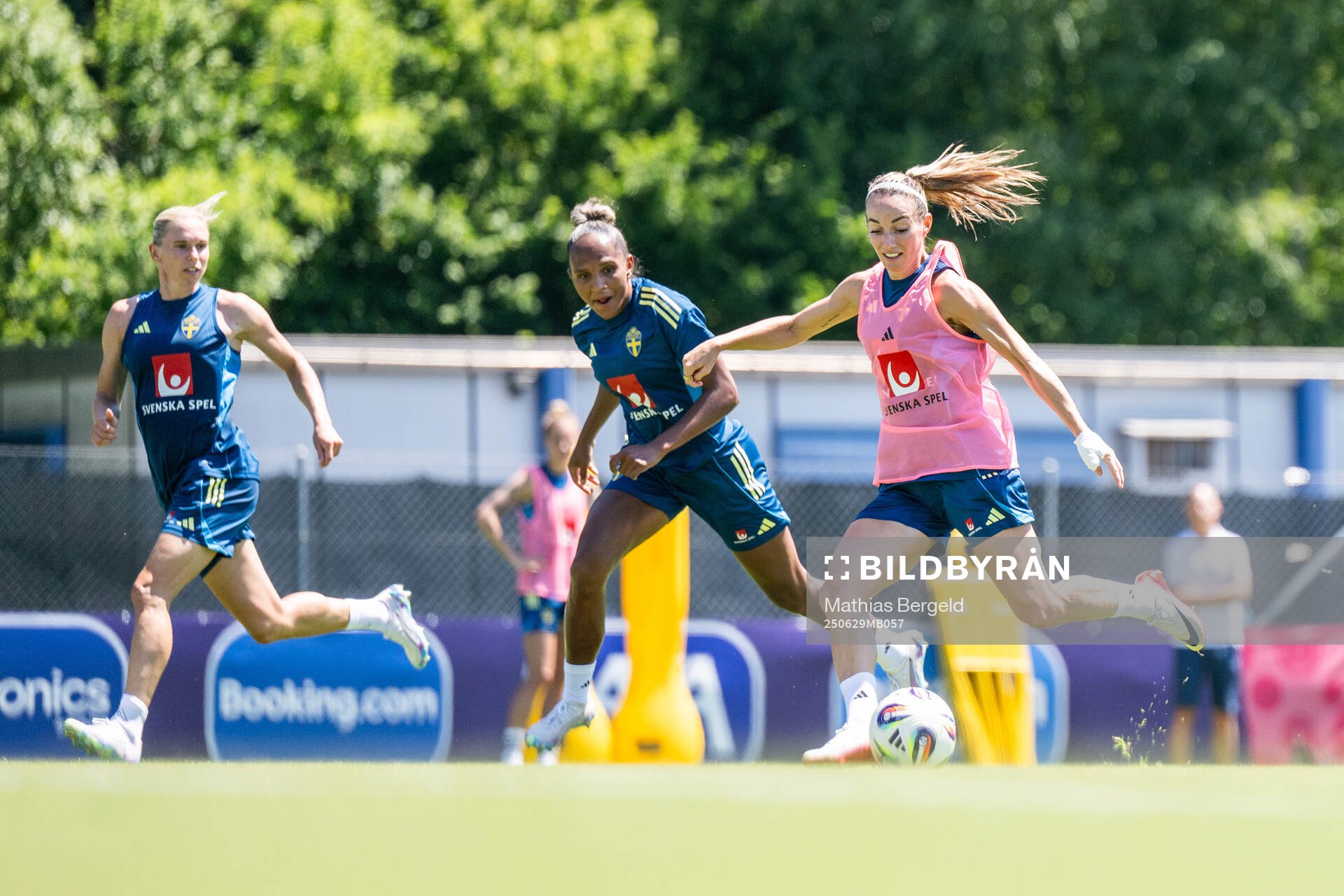 Jonna Andersson, Madelen Janogy and Kosovare Asllani of the