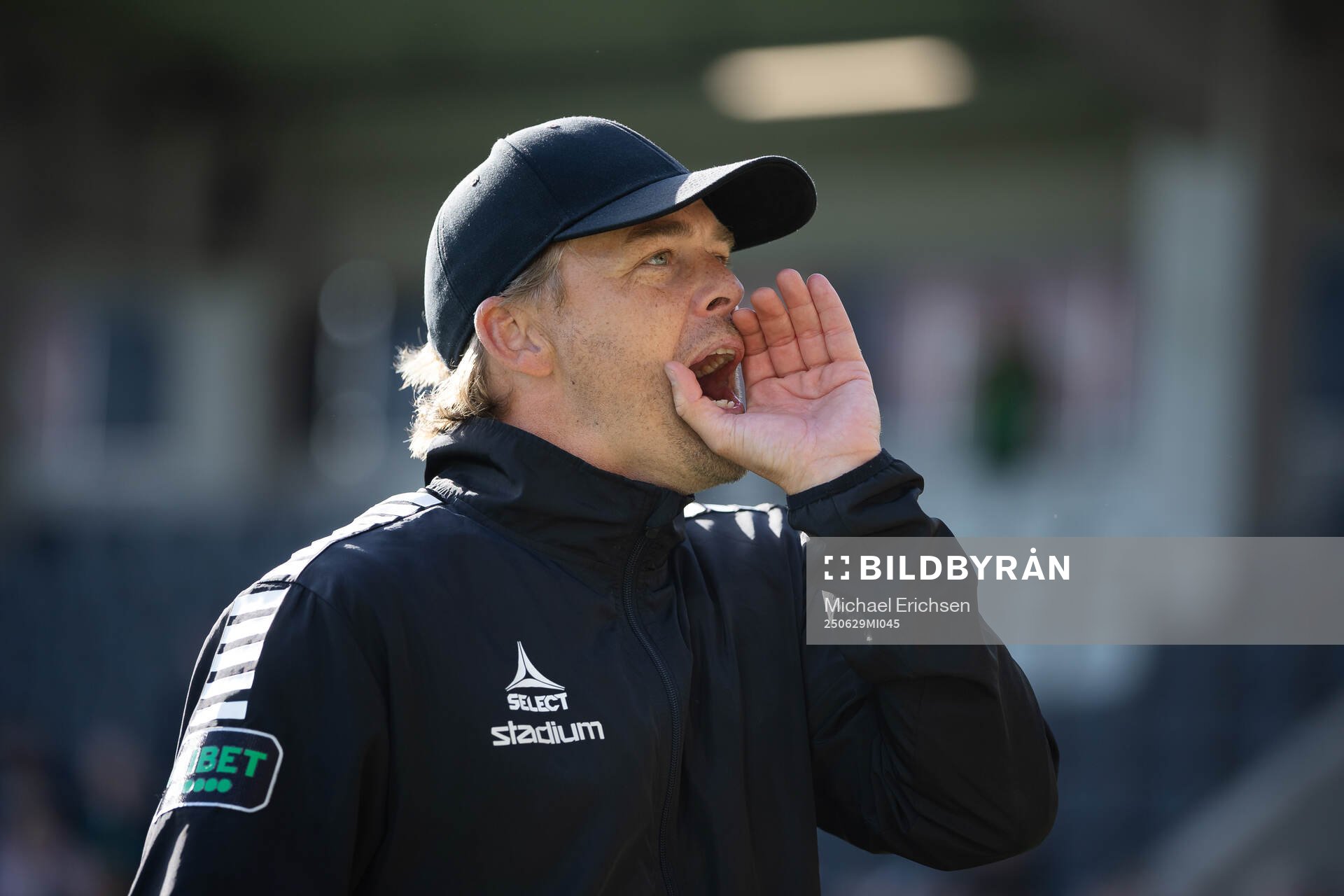 GAIS tränare Fredrik Holmberg jublar och firar med