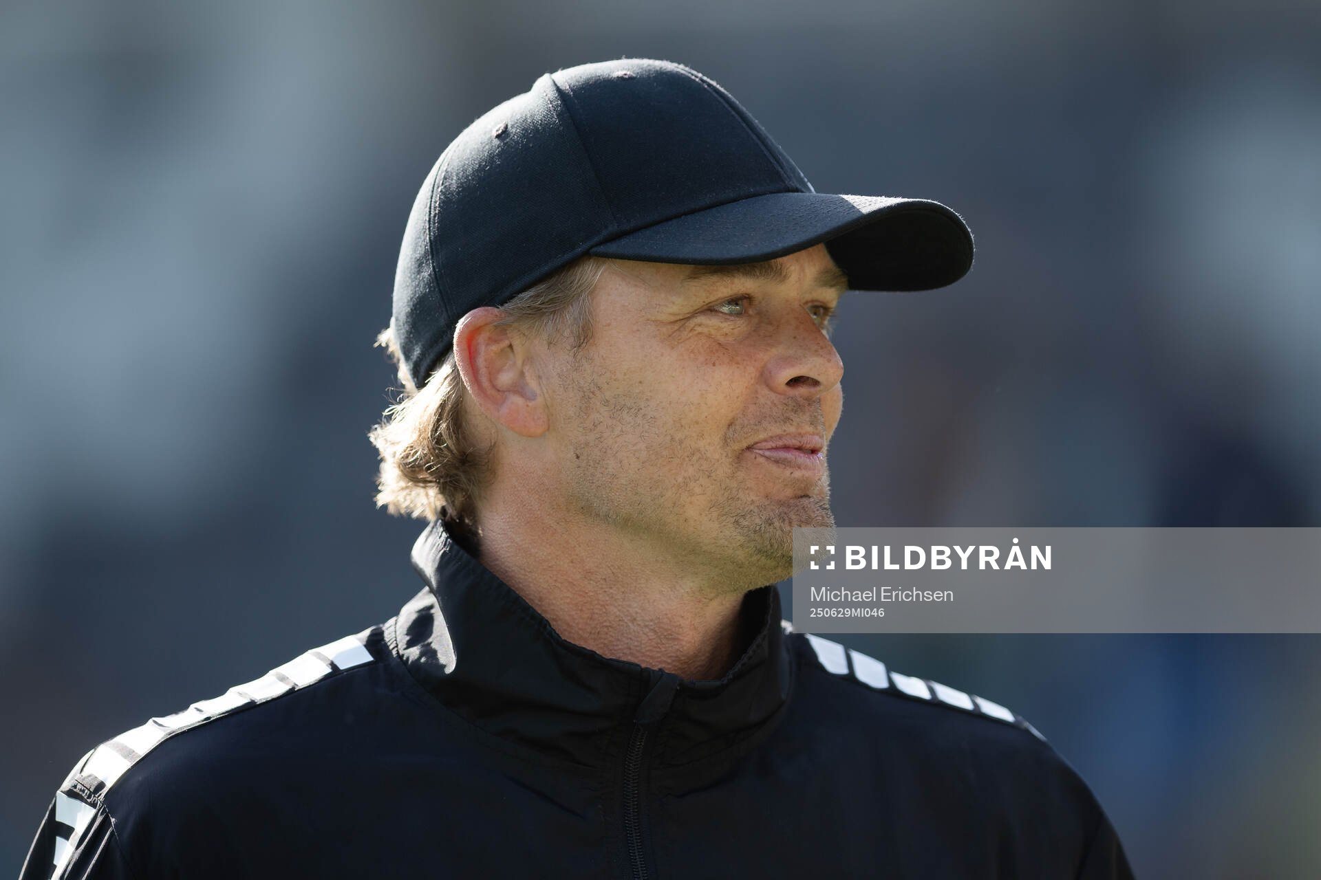 GAIS tränare Fredrik Holmberg jublar och firar med