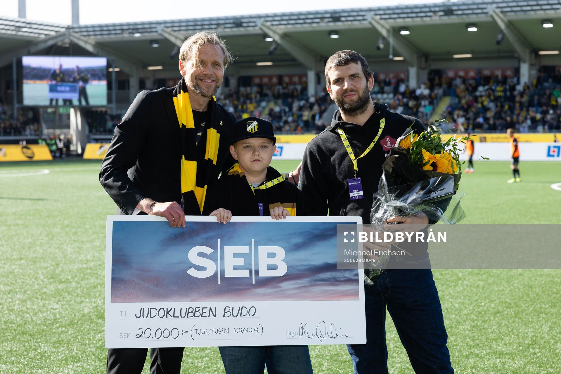 Häckens klubbchef Marcus Jodin delar ut ett pris till