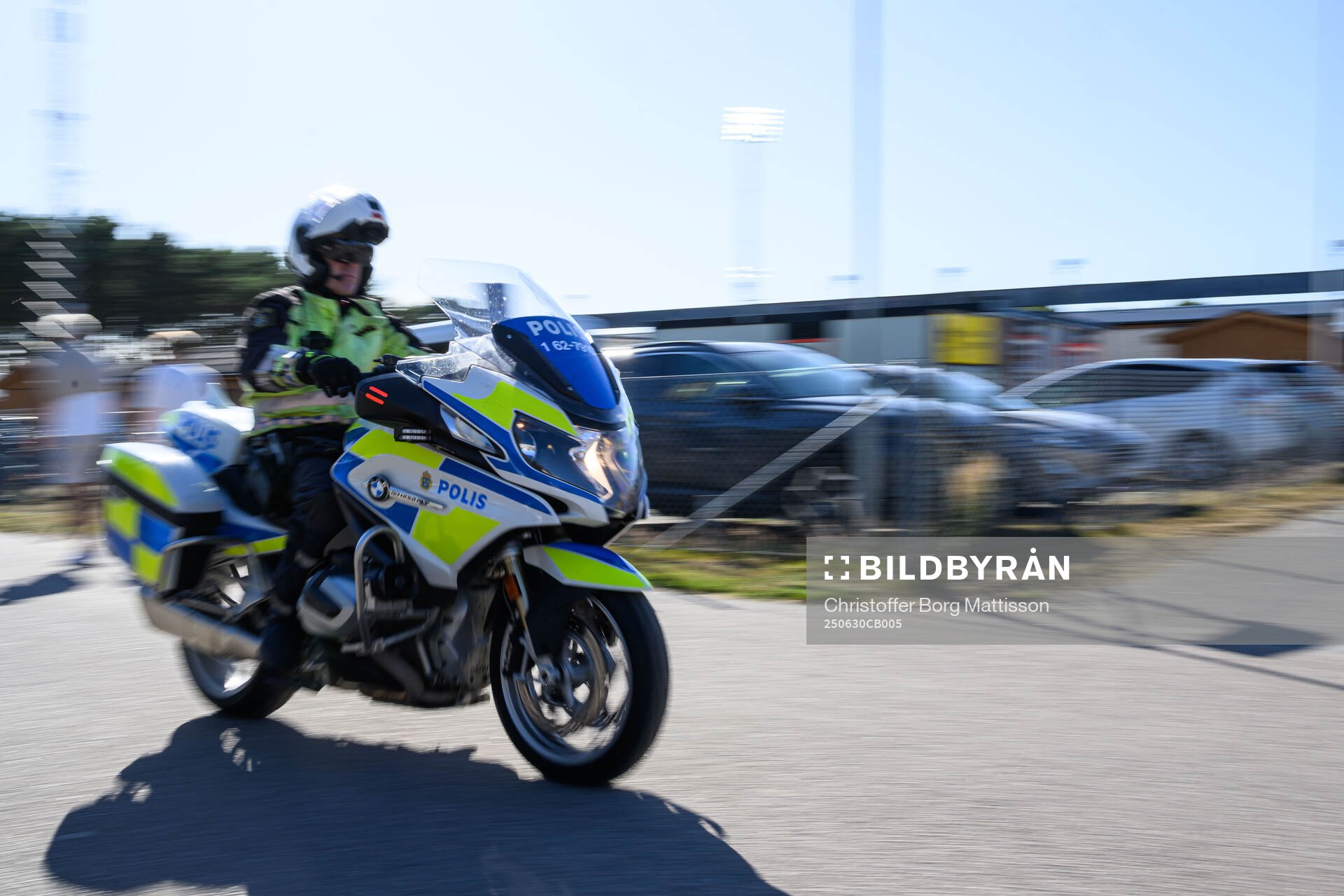 Motorcykelpolis utanför Strandvallen
