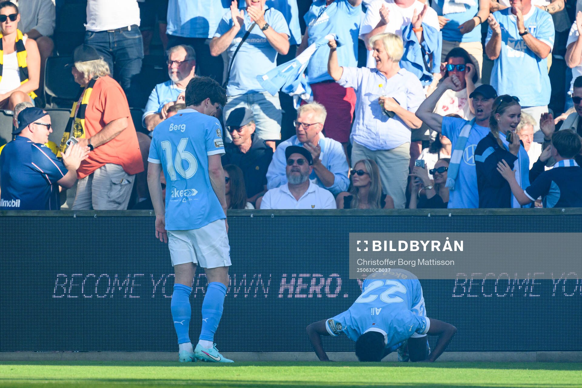 Malmö FFs Oliver Berg och Taha Ali jublar