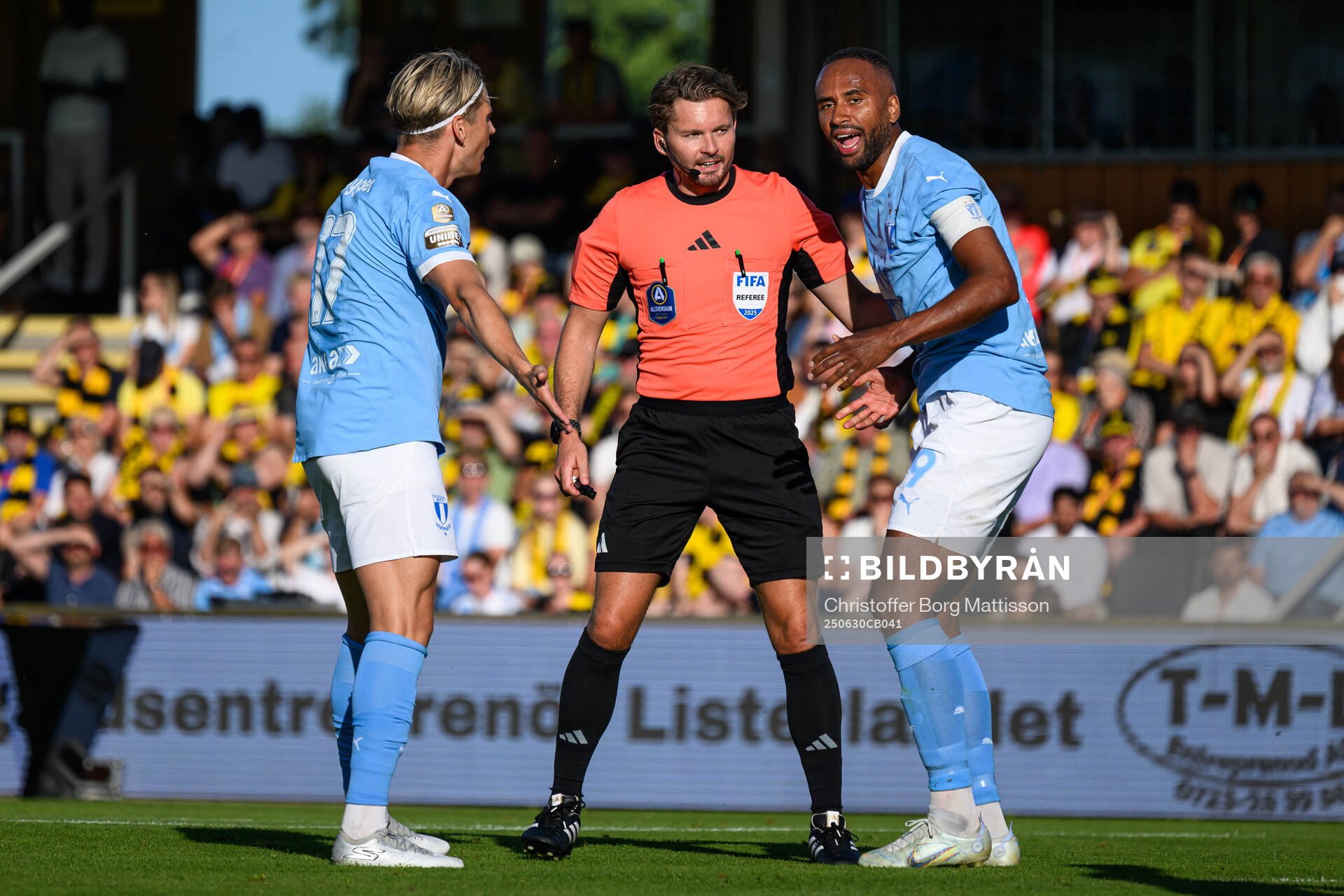 Malmö FFs Jens Stryger Larsen och Isaac Thelin i samtal