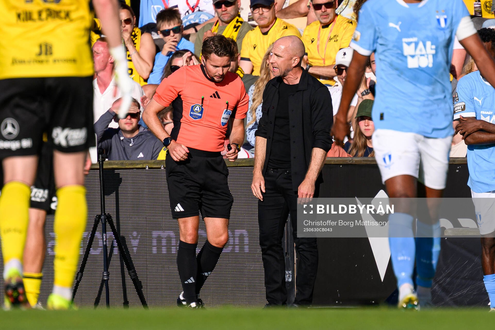 Domare Joakim Östling i samtal med Malmö FFs tränare