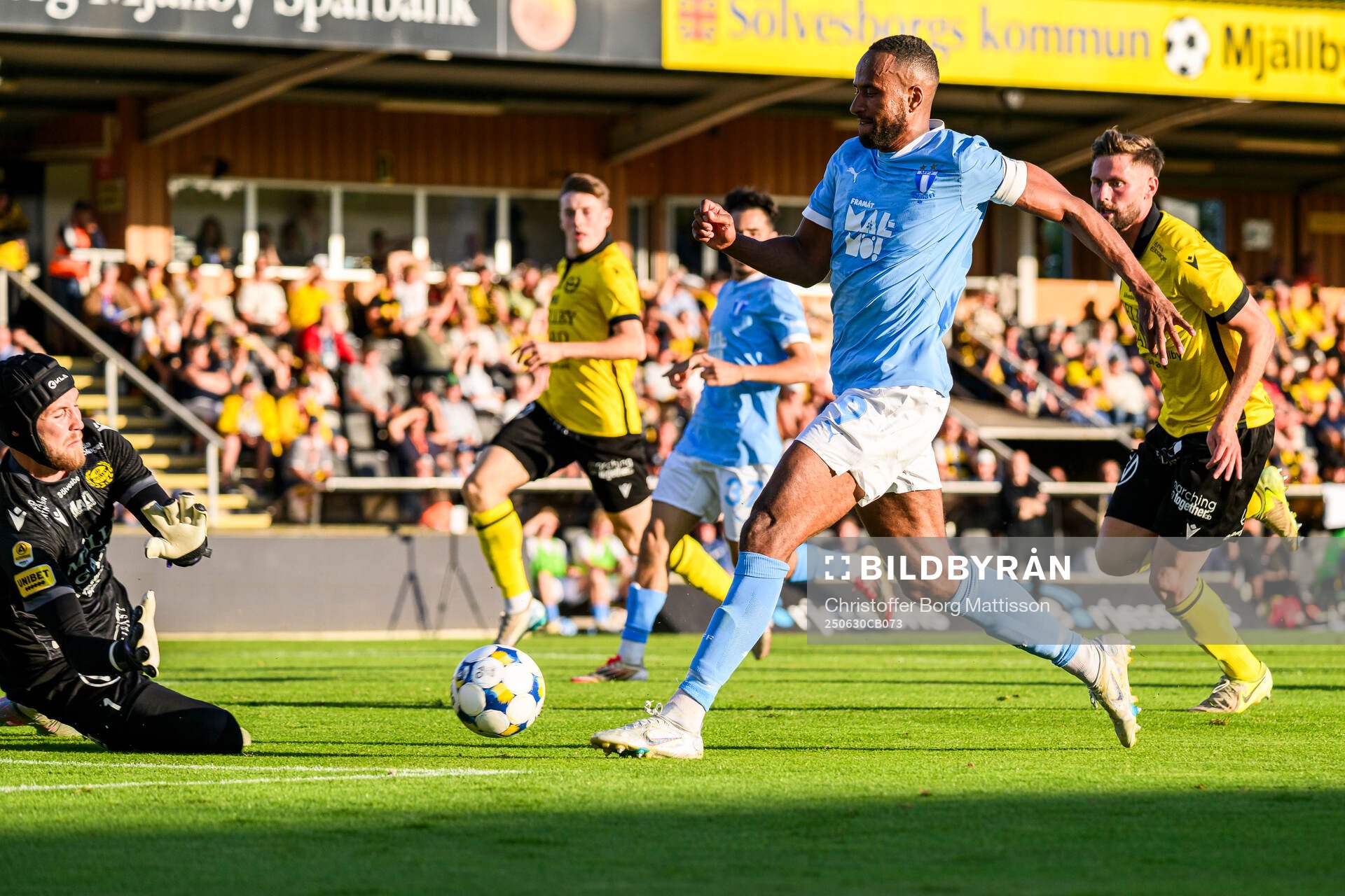 Mjällbys målvakt Noel Törnqvist och Malmö FFs Isaac