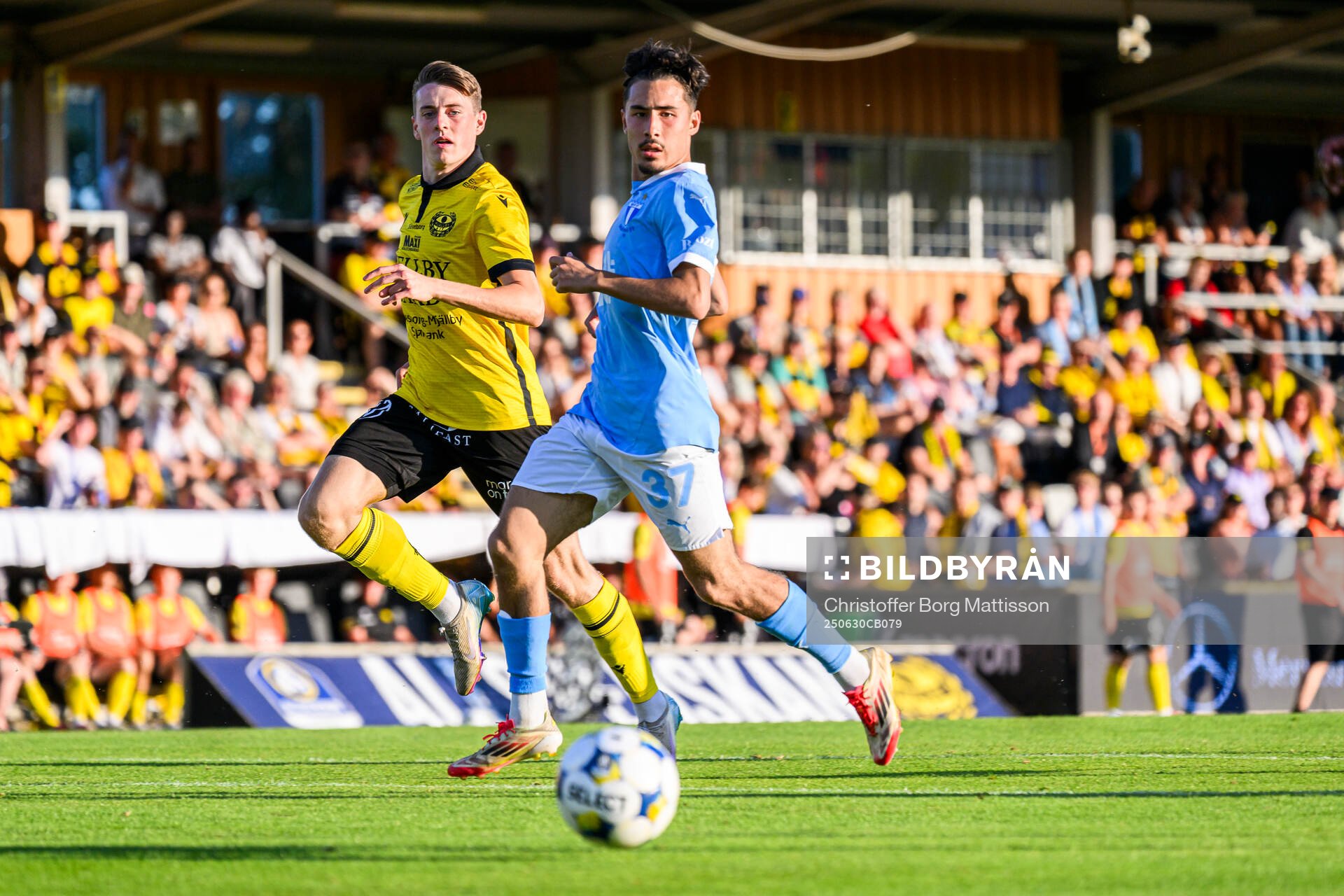 Mjällbys Elliot Stroud och Malmö FFs Adrian Skogmar