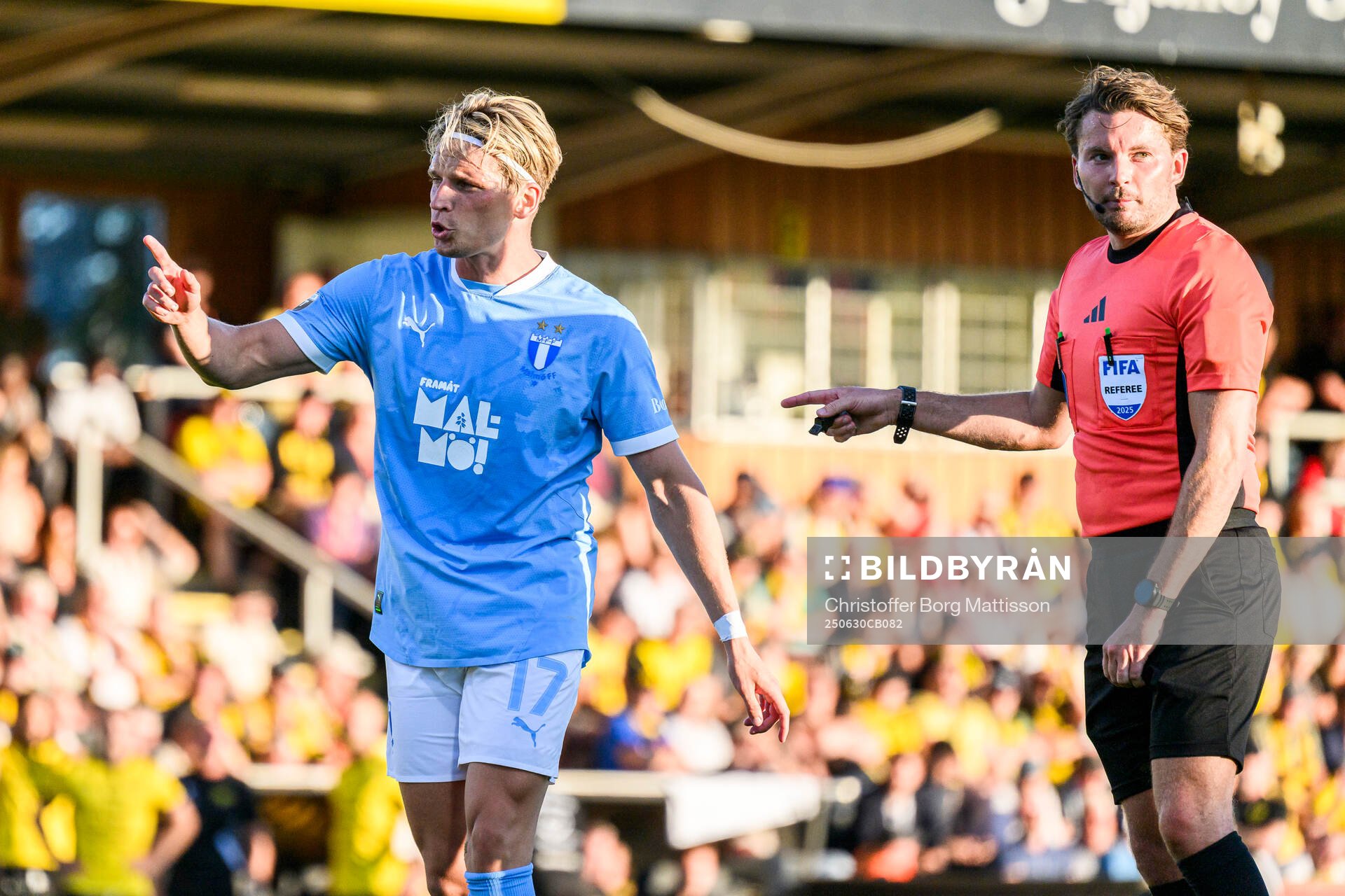 Malmö FFs Jens Stryger Larsen och Domare Joakim Östling