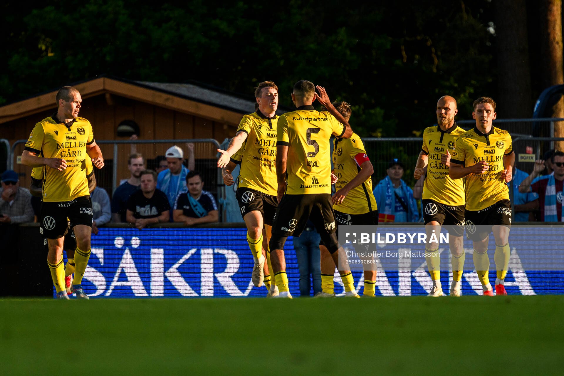 Mjällbys Elliot Stroud jublar med lagkamrater